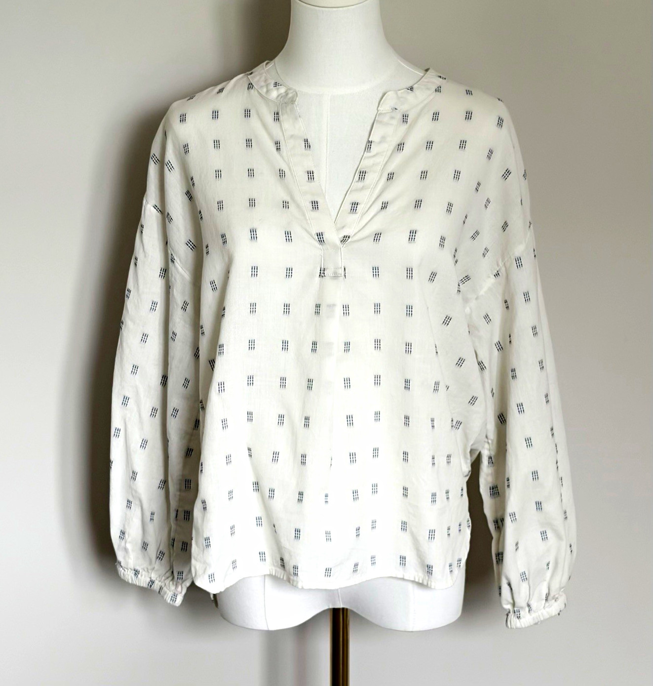Madewell Women\'s Ivory/Blue Geometric Cotton Woven V-Neck Button Blouse M Madewell Women\'s Ivory/Blue Geometric Cotton Woven V-Neck Button Blouse M