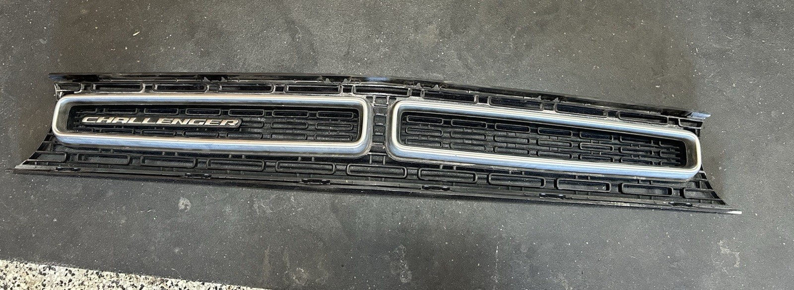 Dodge Challenger 2015-2023 OEM front Grille Replacement + EMBLEM Used Dodge Challenger 2015-2023 OEM front Grille Replacement + EMBLEM Used
