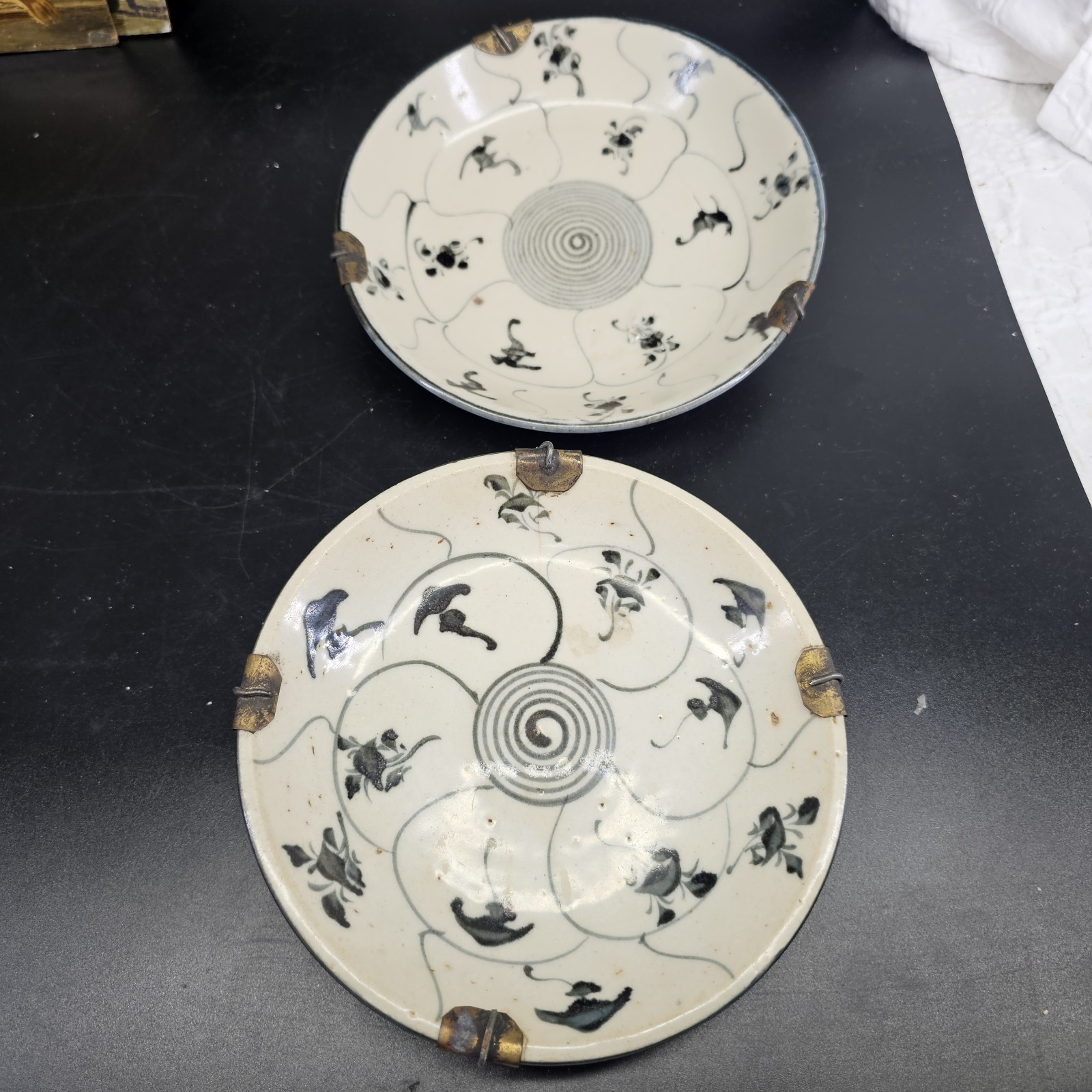 A Set of Old Chinese Antique 17thC Ming B/W Lingzhi Plates Wall Hanging A Set of Old Chinese Antique 17thC Ming B/W Lingzhi Plates Wall Hanging