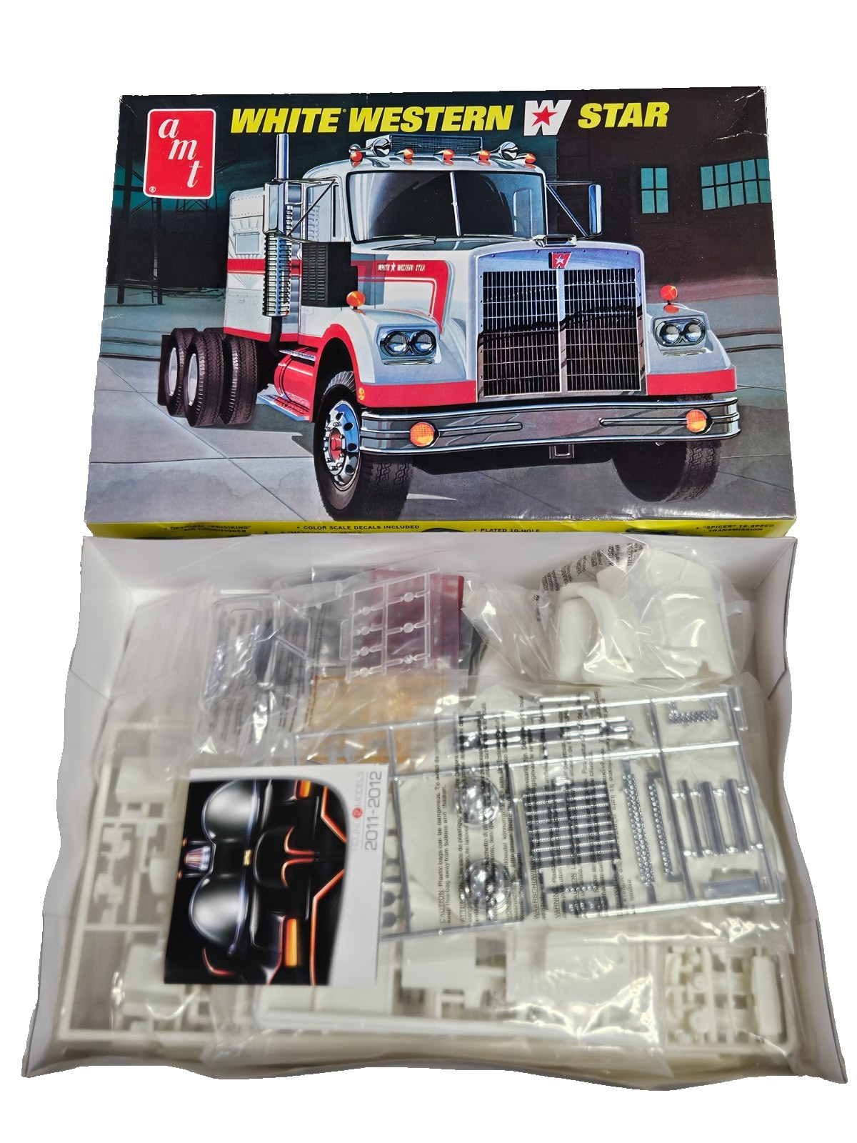 AMT By Round 2 AMT724/06 White Western Star Retro Deluxe 1/25 Scale Model Kit