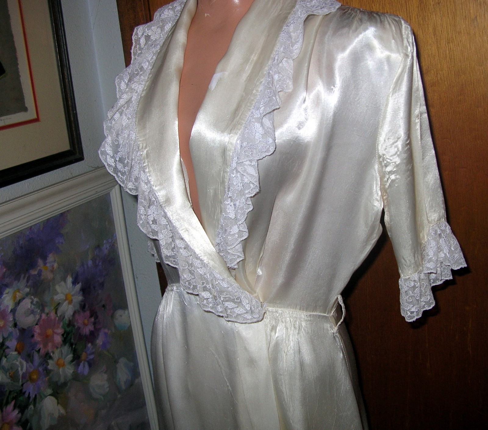 Vintage 1940\'s Ladies White Satin Peignoir/Robe w/Lace Trim/Shoulder Pads..Large