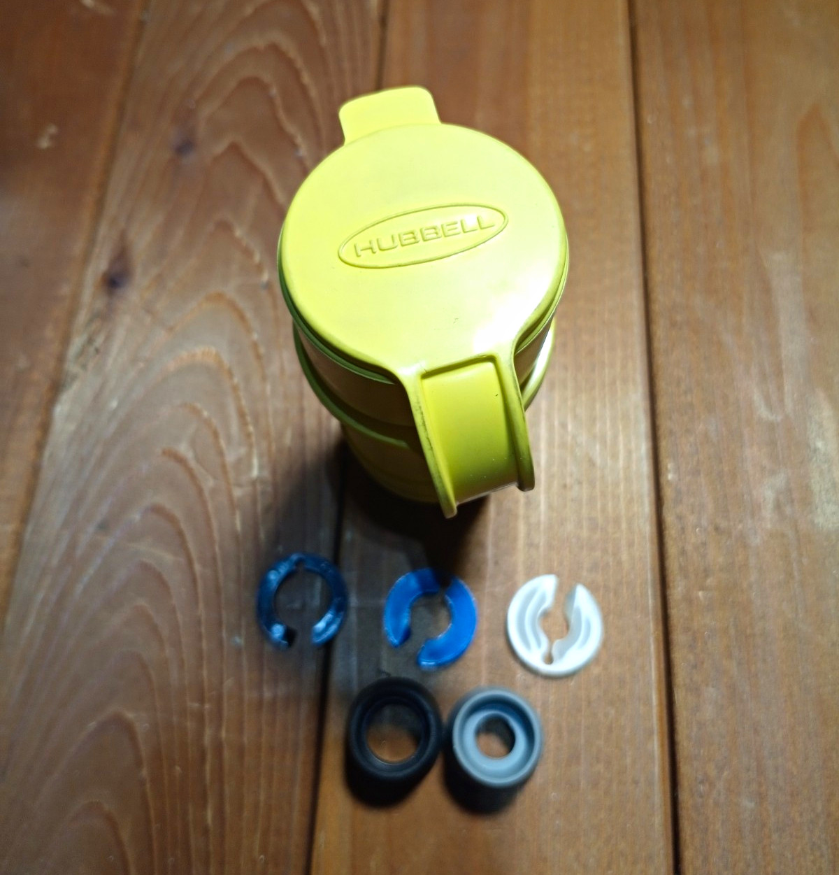 Hubbell HBL25W47 Twist-Lock NEMA L5-15P Watertight Plug 15A 125V Yellow Hubbell HBL25W47 Twist-Lock NEMA L5-15P Watertight Plug 15A 125V Yellow