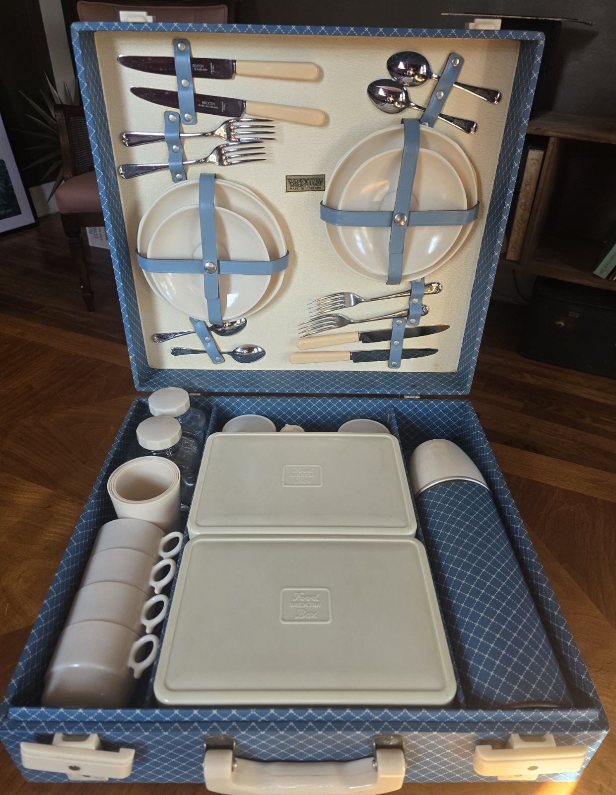 Vintage British motoring campervan 1950s 1960s Brexton picnic set For 4 in Blue