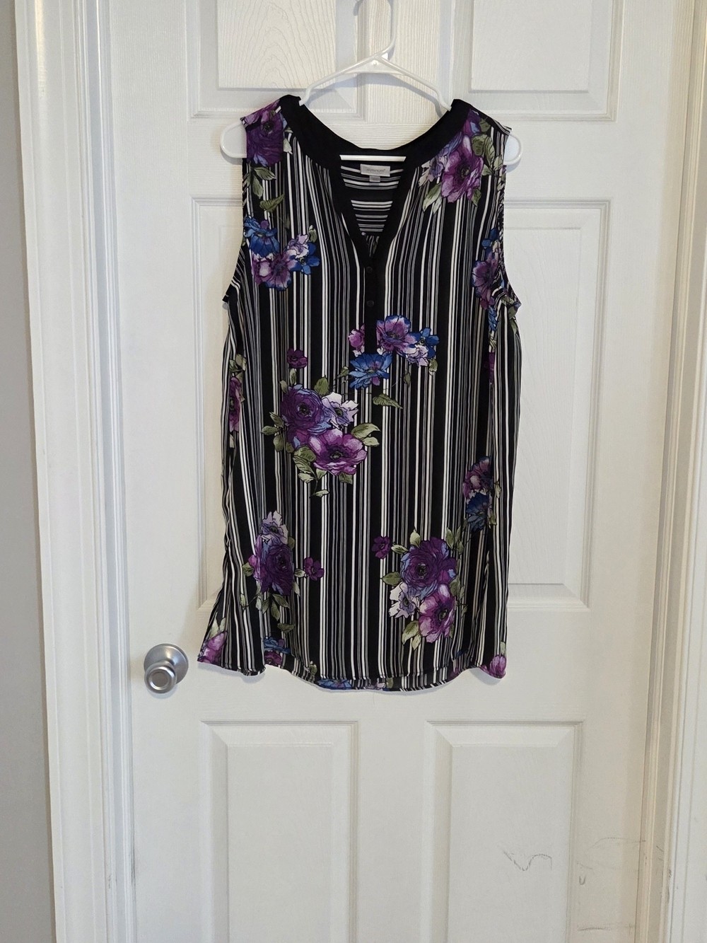 Avenue Women\'s Sleeveless Floral and Stripe Blouse Size 14/16 Avenue Women\'s Sleeveless Floral and Stripe Blouse Size 14/16