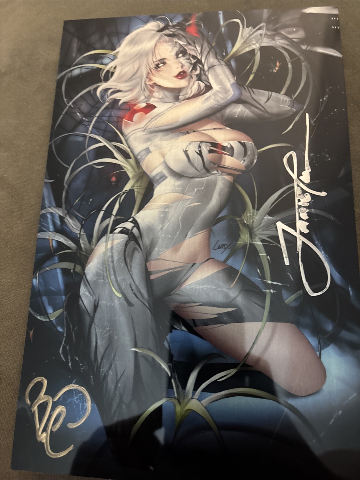 White Widow 7 Metal Cover Leirix Li. Signed By Tyndall And Powell. White Widow 7 Metal Cover Leirix Li. Signed By Tyndall And Powell.
