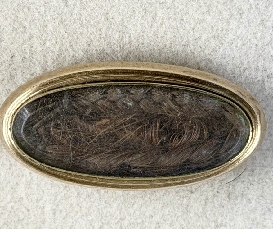 ESTATE “B.A. MEDLY 1850.”MOURNING GOLD-TONE BRAIDED HAIR BROOCH MISSING PINSTEM ESTATE “B.A. MEDLY 1850.”MOURNING GOLD-TONE BRAIDED HAIR BROOCH MISSING PINSTEM