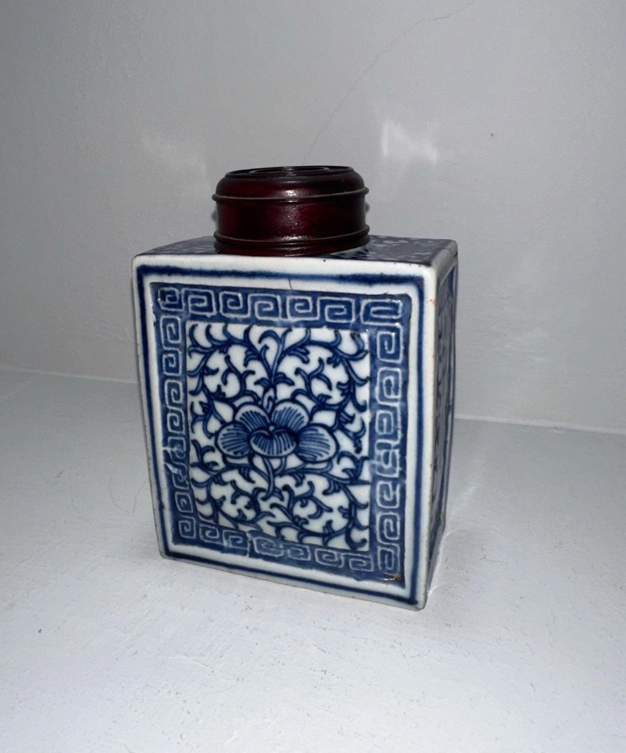 CHINESE 19TH CENTURY BLUE AND WHITE WOODEN LIDDED BOTTLE/CADY QING DYNASTY CHINESE 19TH CENTURY BLUE AND WHITE WOODEN LIDDED BOTTLE/CADY QING DYNASTY