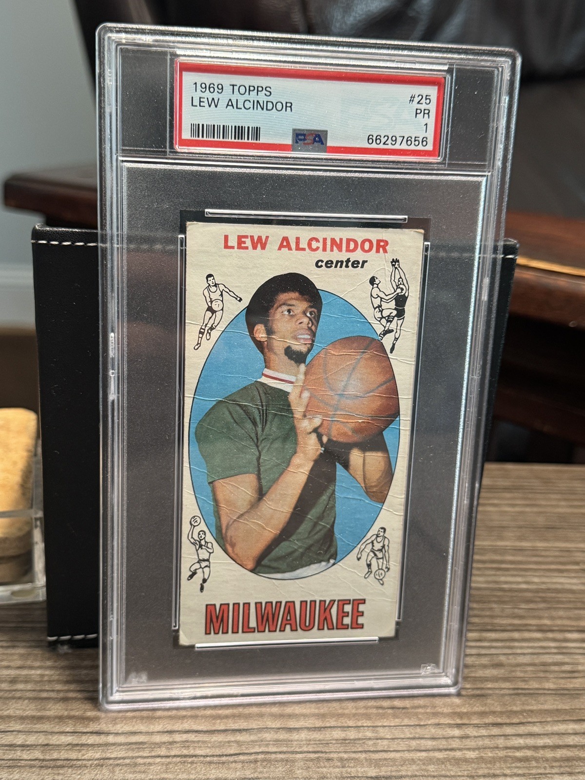 1969-70 Topps - Kareem Abdul-Jabbar #25 (RC) PSA 1 PR Back of card is BRUTAL 😢 1969-70 Topps - Kareem Abdul-Jabbar #25 (RC) PSA 1 PR Back of card is BRUTAL 😢