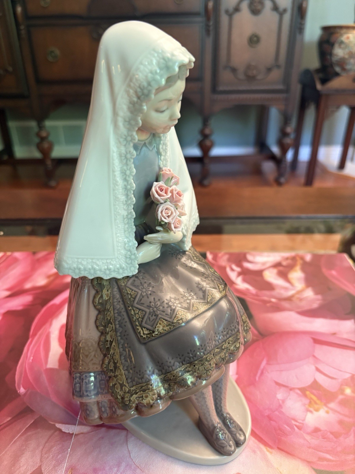 Lladro Figurine “Girl Sitting With Roses” Vintage  #5127 Retired 10”