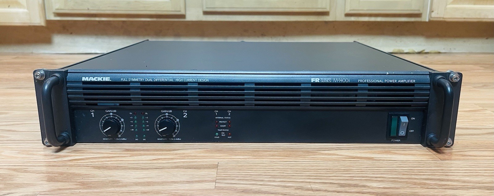 Mackie M1400i FR Series Professional 2-Channel Power Amplifier 2U Rack Mount