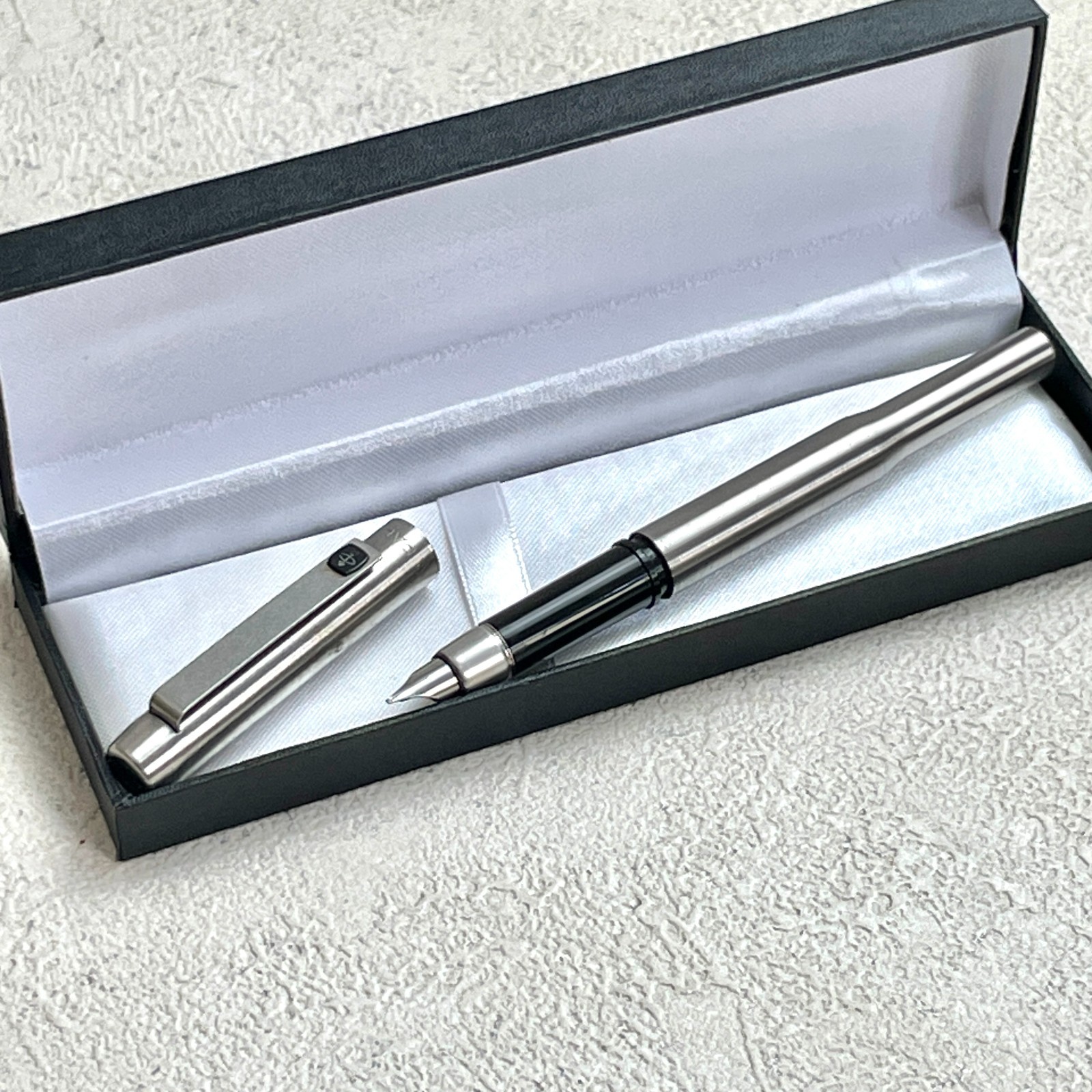 Vintage Parker 25 Fountain Pen Brushed Steel Made in England Black Logo BS207