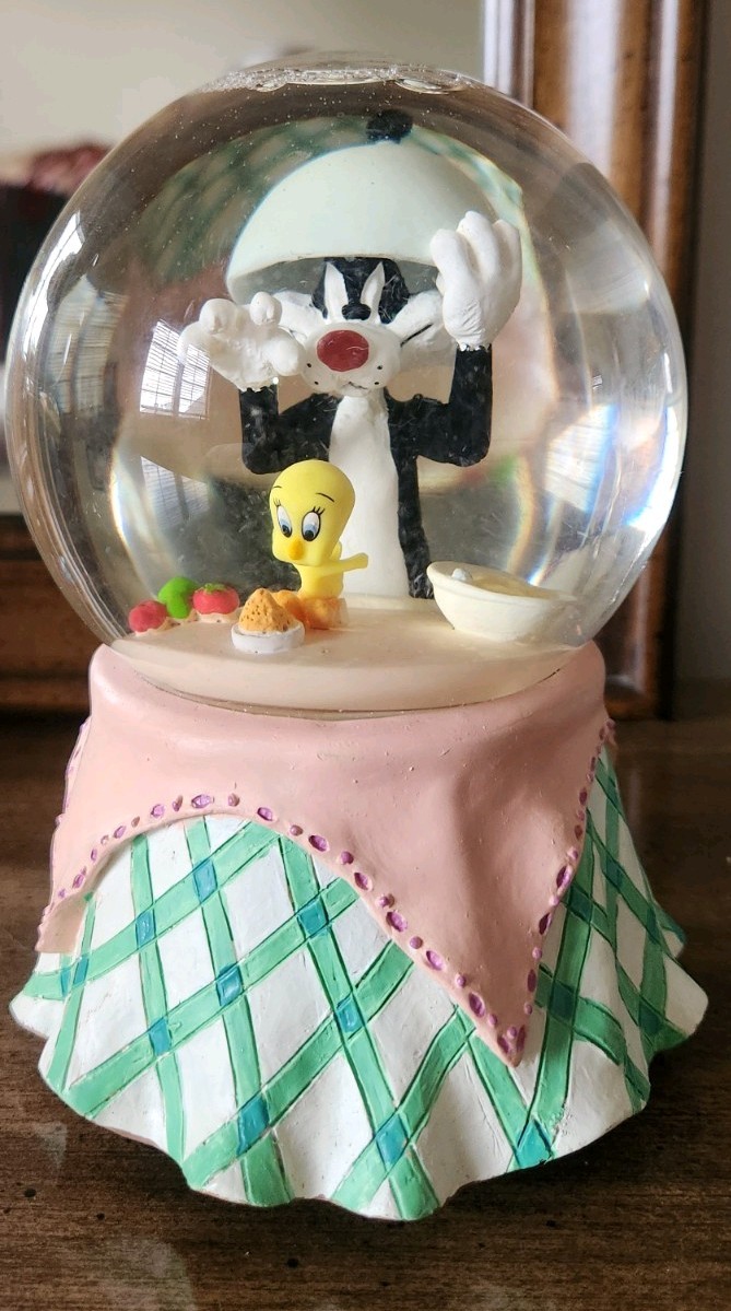 1997 LOONEY TUNES MUSICAL WATERBALL SYLVESTER AND TWEETY IN BOX 1997 LOONEY TUNES MUSICAL WATERBALL SYLVESTER AND TWEETY IN BOX