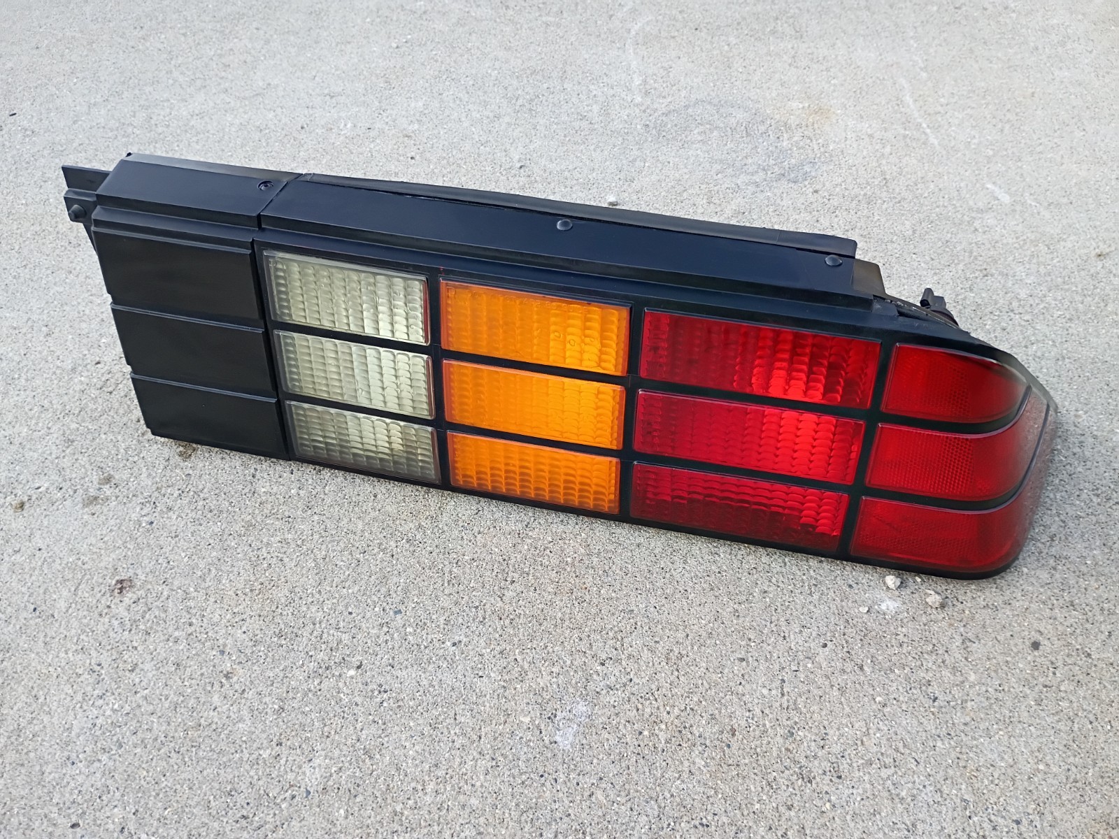 1982-1992 CAMARO IROC Z28 RS GRID STYLE TAIL LIGHT PASSENGER RIGHT TAILIGHT OEM 1982-1992 CAMARO IROC Z28 RS GRID STYLE TAIL LIGHT PASSENGER RIGHT TAILIGHT OEM