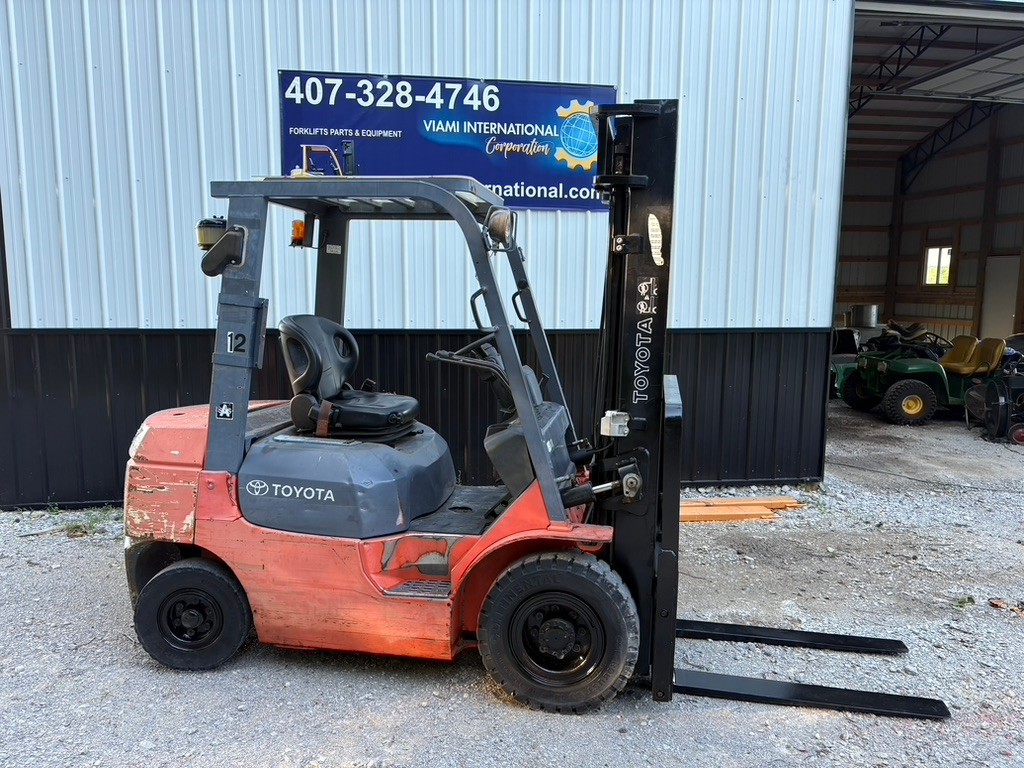 Toyota Forklift 7FDU25 5,000 lb\'s Diesel 2 mast 147\
