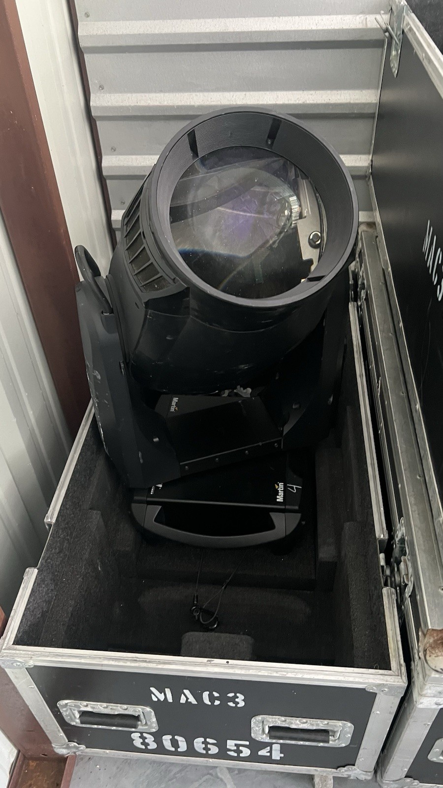 Lot of 4 Martin MAC III Air FX Moving Light w/Rolling Road Case 220v Lot of 4 Martin MAC III Air FX Moving Light w/Rolling Road Case 220v