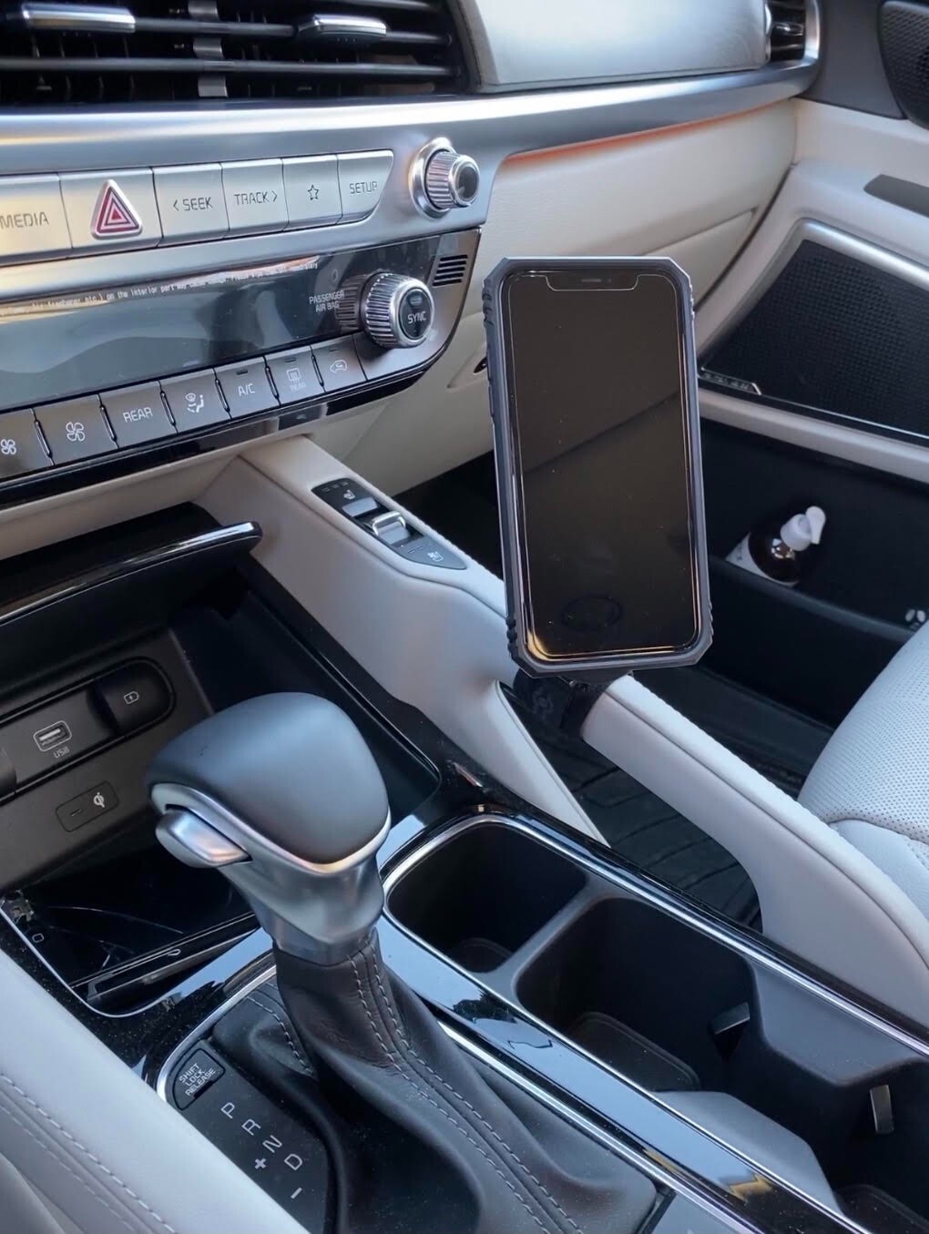 2020-2024 KIA TELLURIDE CELL PHONE MOUNT HOLDER BRACKET