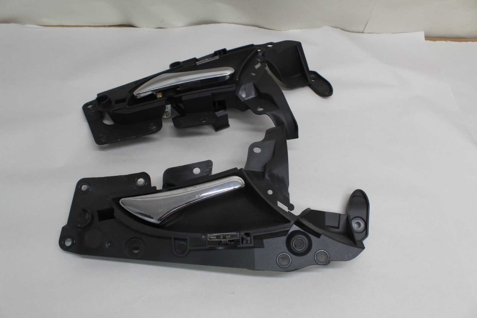 2003 - 2009 MERCEDES W211 E-CLASS REAR INNER DOOR HANDLE OEM 2003 - 2009 MERCEDES W211 E-CLASS REAR INNER DOOR HANDLE OEM