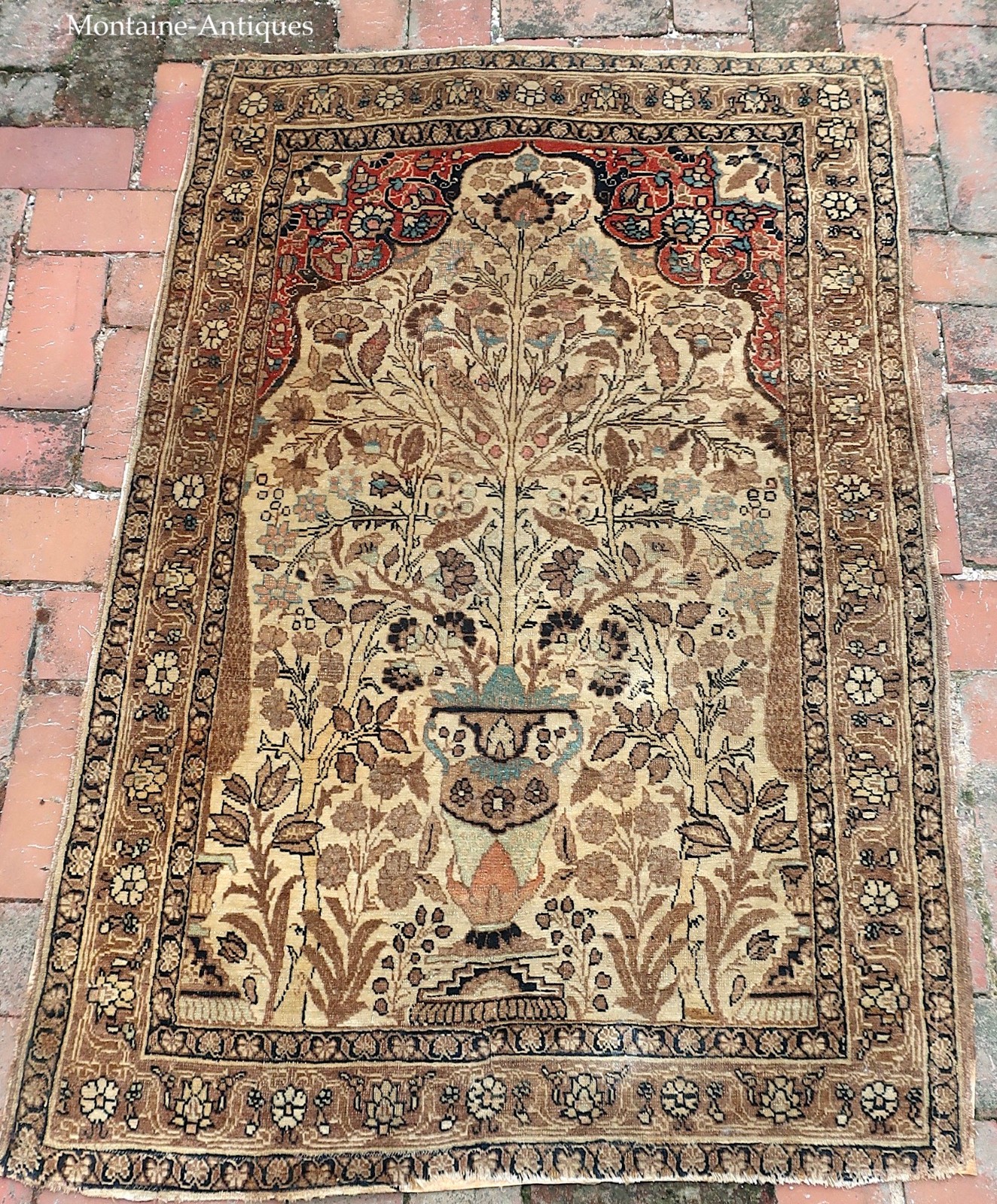 Finely Knotted Directional Persian Rug early 1900s Finely Knotted Directional Persian Rug early 1900s