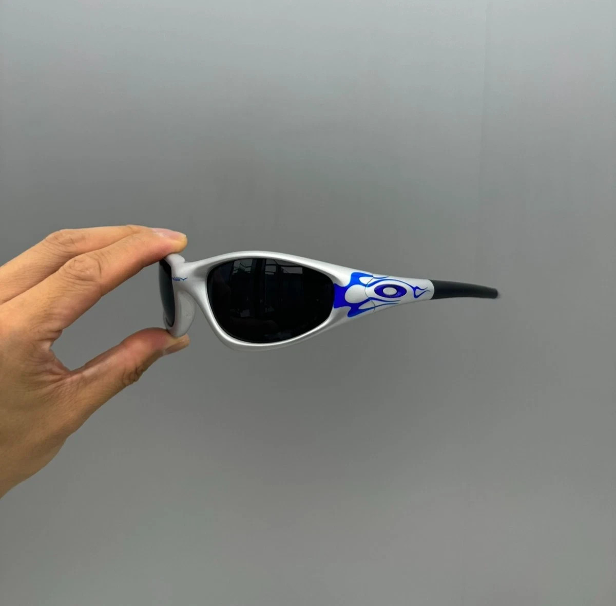 Vintage Y2K Oakley Straight Jacket 99 Muzm 9505 Black Lenses Retro Blue Flame Vintage Y2K Oakley Straight Jacket 99 Muzm 9505 Black Lenses Retro Blue Flame