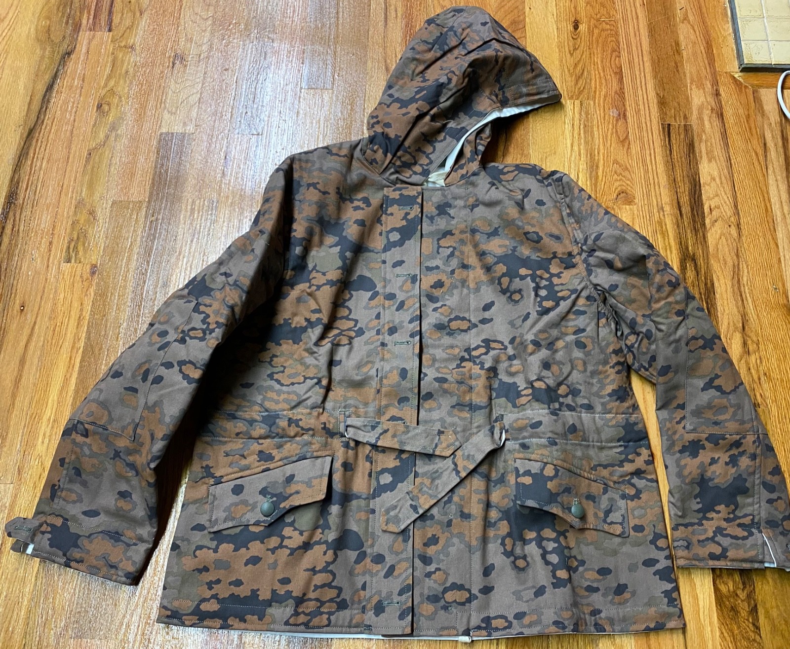 WWII GERMAN WAFFEN FALL OAK A TO WHITE CAMO WINTER PARKA-SIZE 3 (44-48R) WWII GERMAN WAFFEN FALL OAK A TO WHITE CAMO WINTER PARKA-SIZE 3 (44-48R)