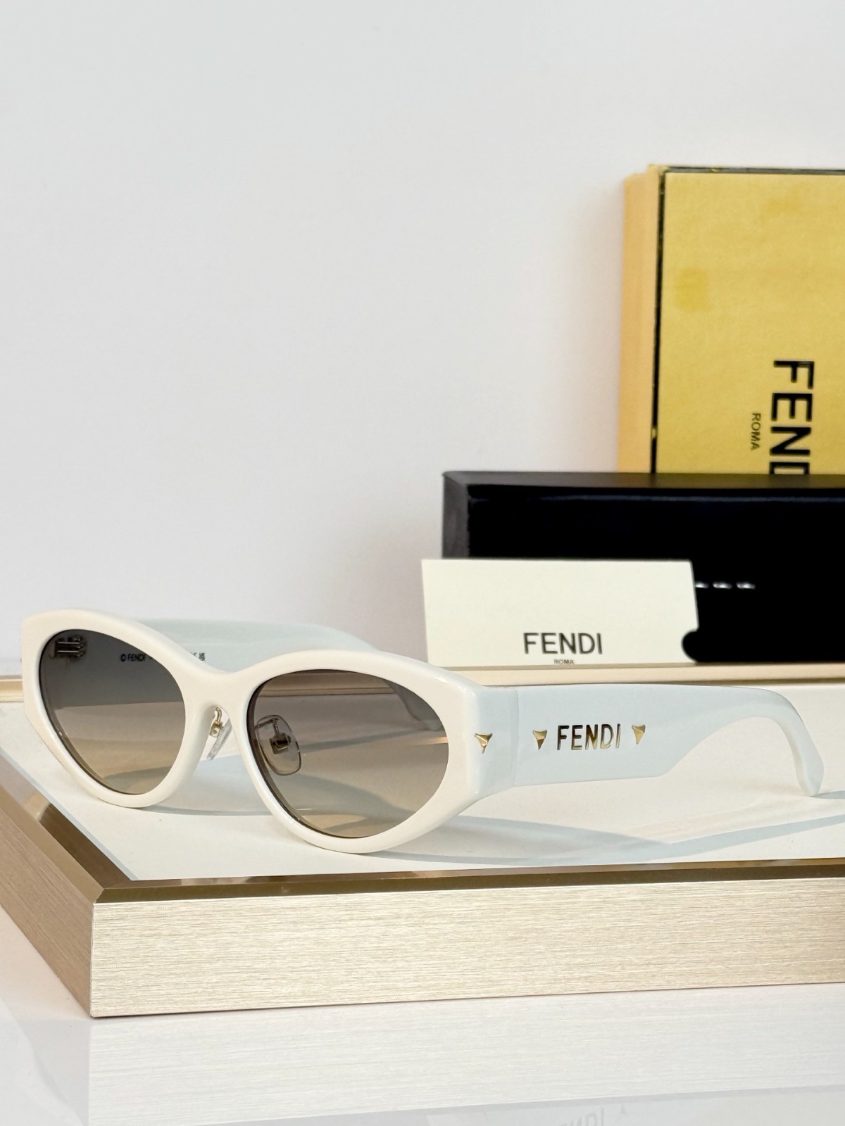 FENDI FE40239I White Oval Sunglasses Gray Gradient Lens 57-18-140 FENDI FE40239I White Oval Sunglasses Gray Gradient Lens 57-18-140