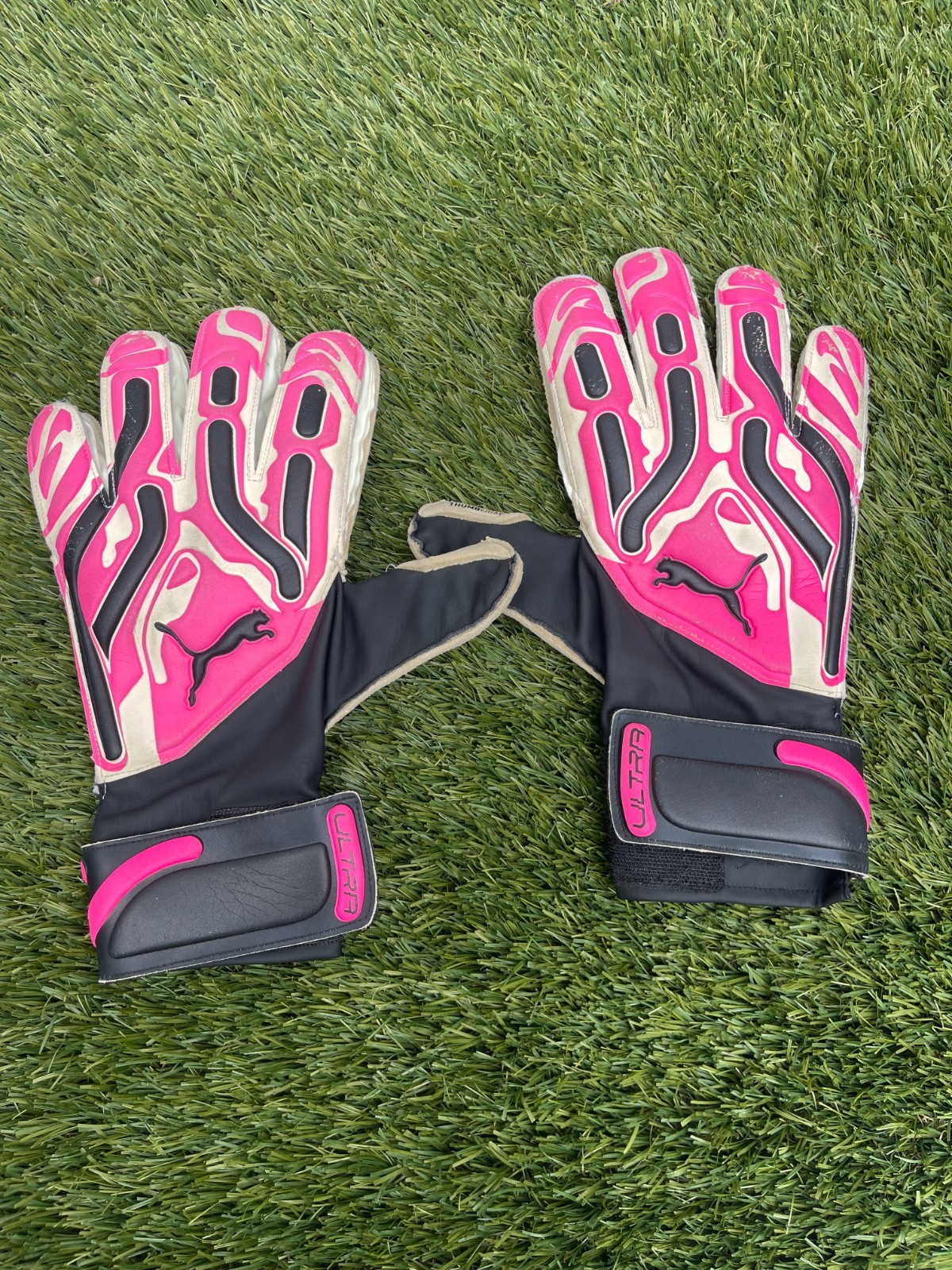 Puma Ultra GoalKeeper Soccer Gloves Hot Pink Black 041864 08 Men Size 10 Puma Ultra GoalKeeper Soccer Gloves Hot Pink Black 041864 08 Men Size 10