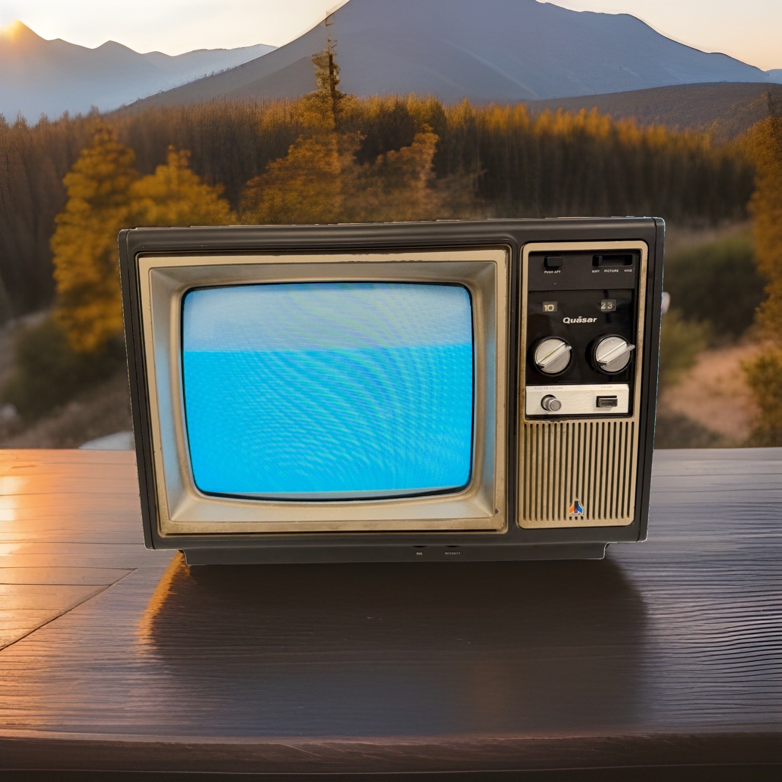 Old Vintage Quasar 13 Inch CRT TV WP3802MU Set - Power Up Old Vintage Quasar 13 Inch CRT TV WP3802MU Set - Power Up