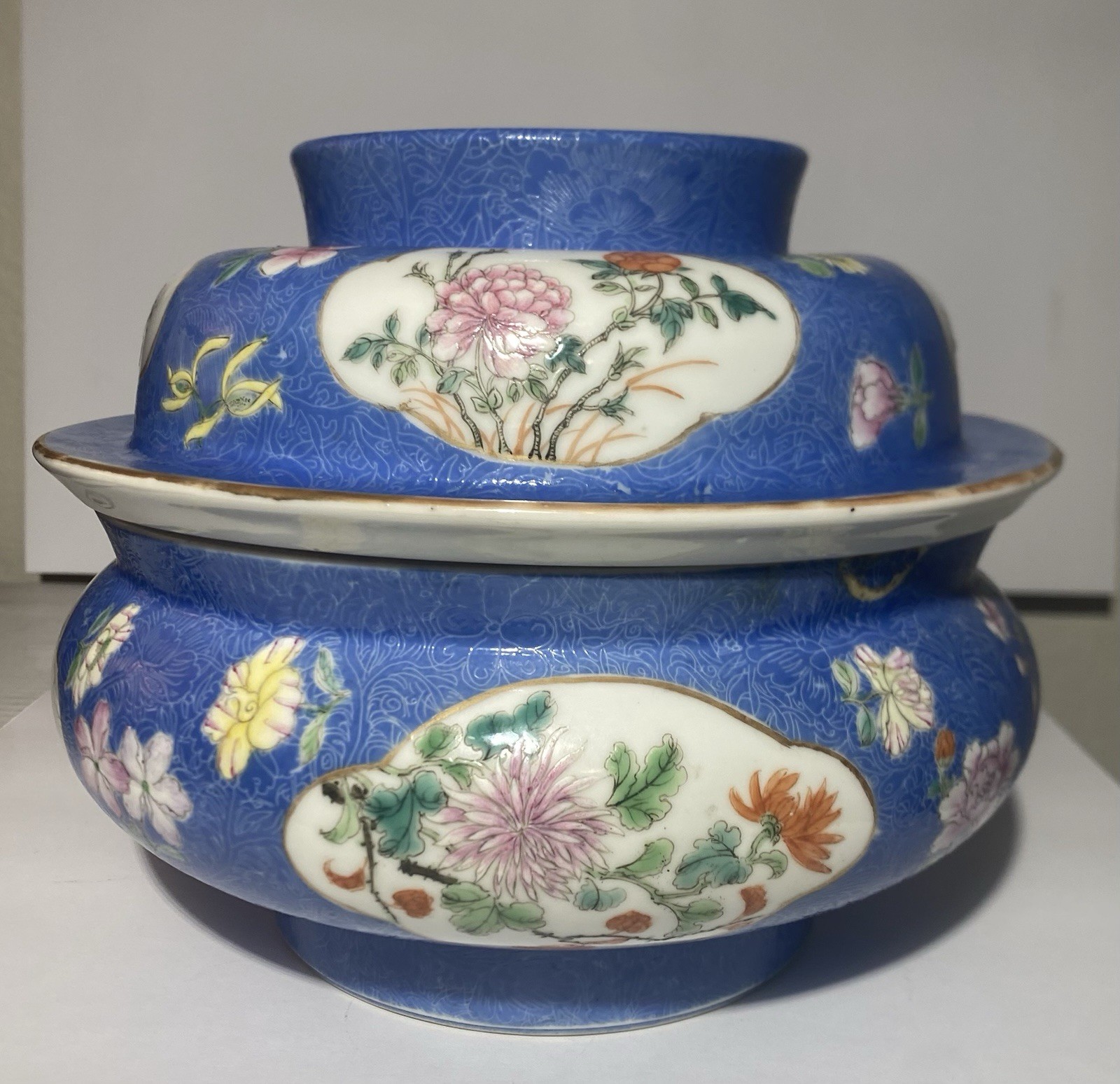 Chinese Sgraffito Blue enamel ground medallion Jar famille rose decoration RARE Chinese Sgraffito Blue enamel ground medallion Jar famille rose decoration RARE
