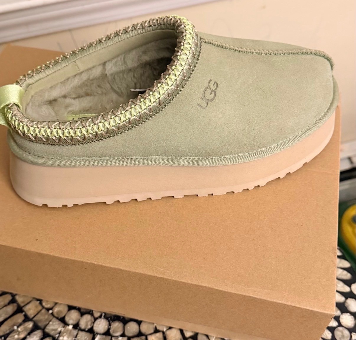 (New) UGG Women’s tazz II Platform slipper size 7 brass green (New) UGG Women’s tazz II Platform slipper size 7 brass green