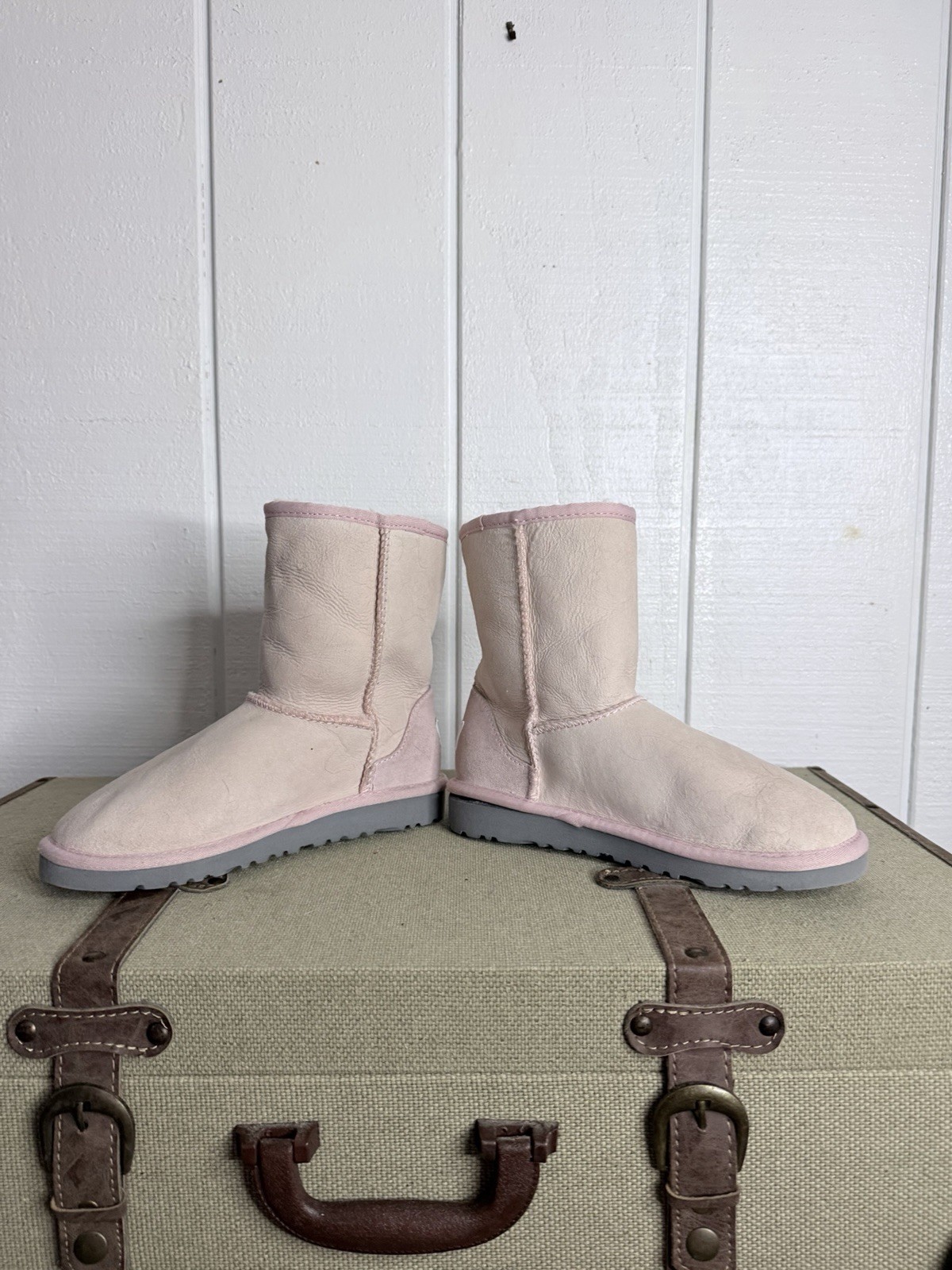 UGG Women\'s Pink Suede UGG Women\'s Pink Suede