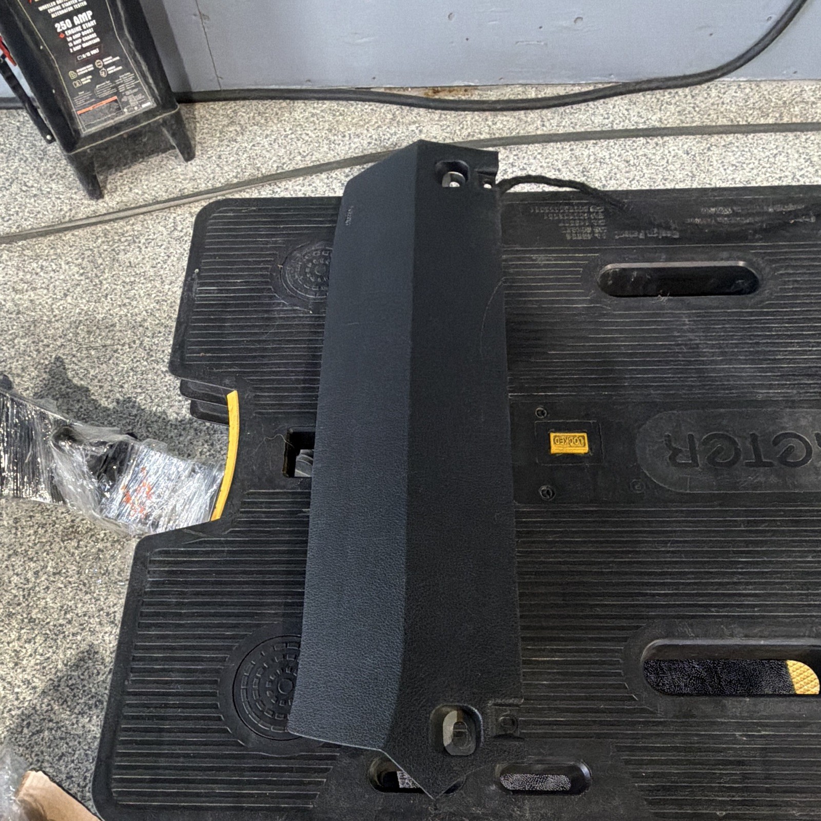 2011 BMW 750i (Passenger knee) 2011 BMW 750i (Passenger knee)