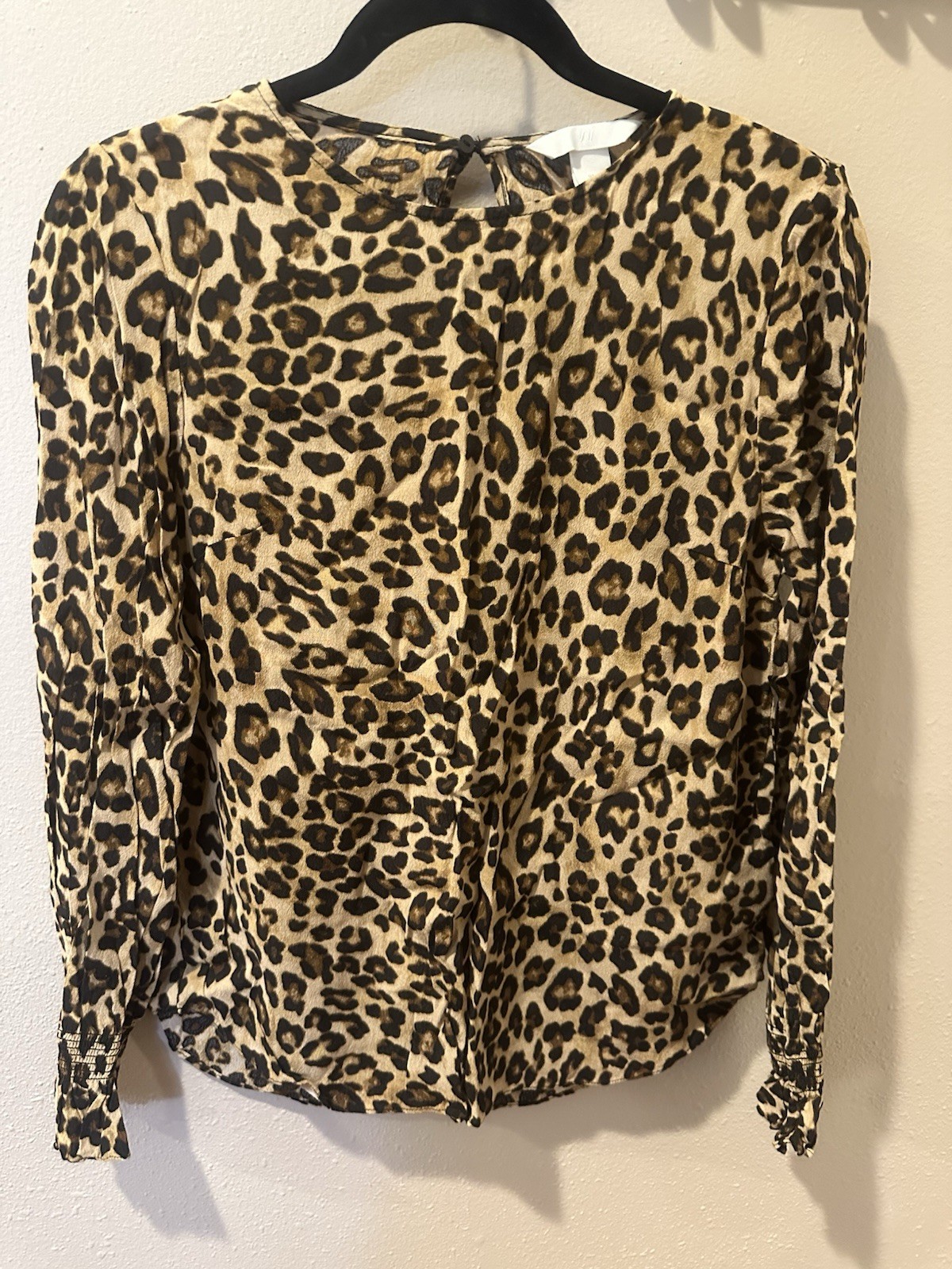 H&M Women Leopard Animal Print Smocked Button Back Blouse Round Neck 6 H&M Women Leopard Animal Print Smocked Button Back Blouse Round Neck 6