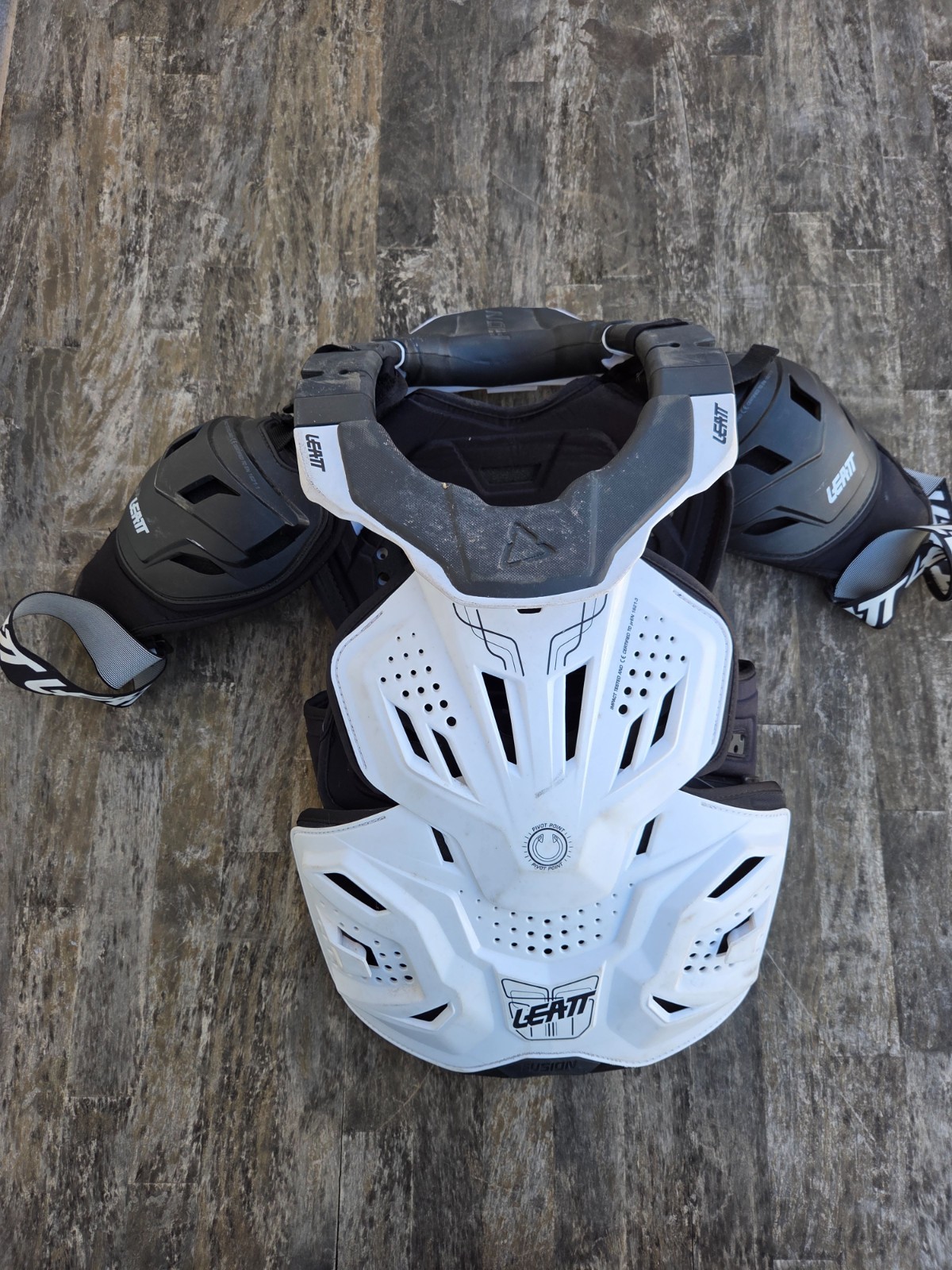 Leatt Fusion 3.0 Vest Black/White , L/XL MotoX all-in-one integrated neck brace Leatt Fusion 3.0 Vest Black/White , L/XL MotoX all-in-one integrated neck brace