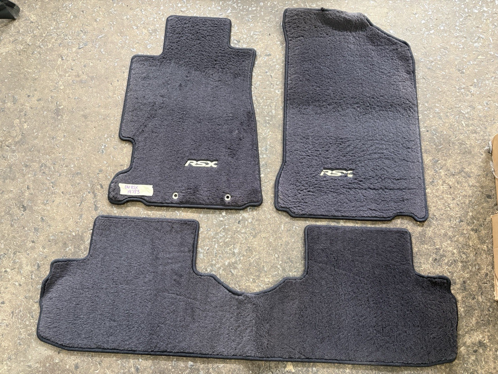 02-06 ACURA RSX TYPE S FRONT FLOOR MAT MATS LEFT RIGHT DRIVER PASSENGER OEM 02-06 ACURA RSX TYPE S FRONT FLOOR MAT MATS LEFT RIGHT DRIVER PASSENGER OEM