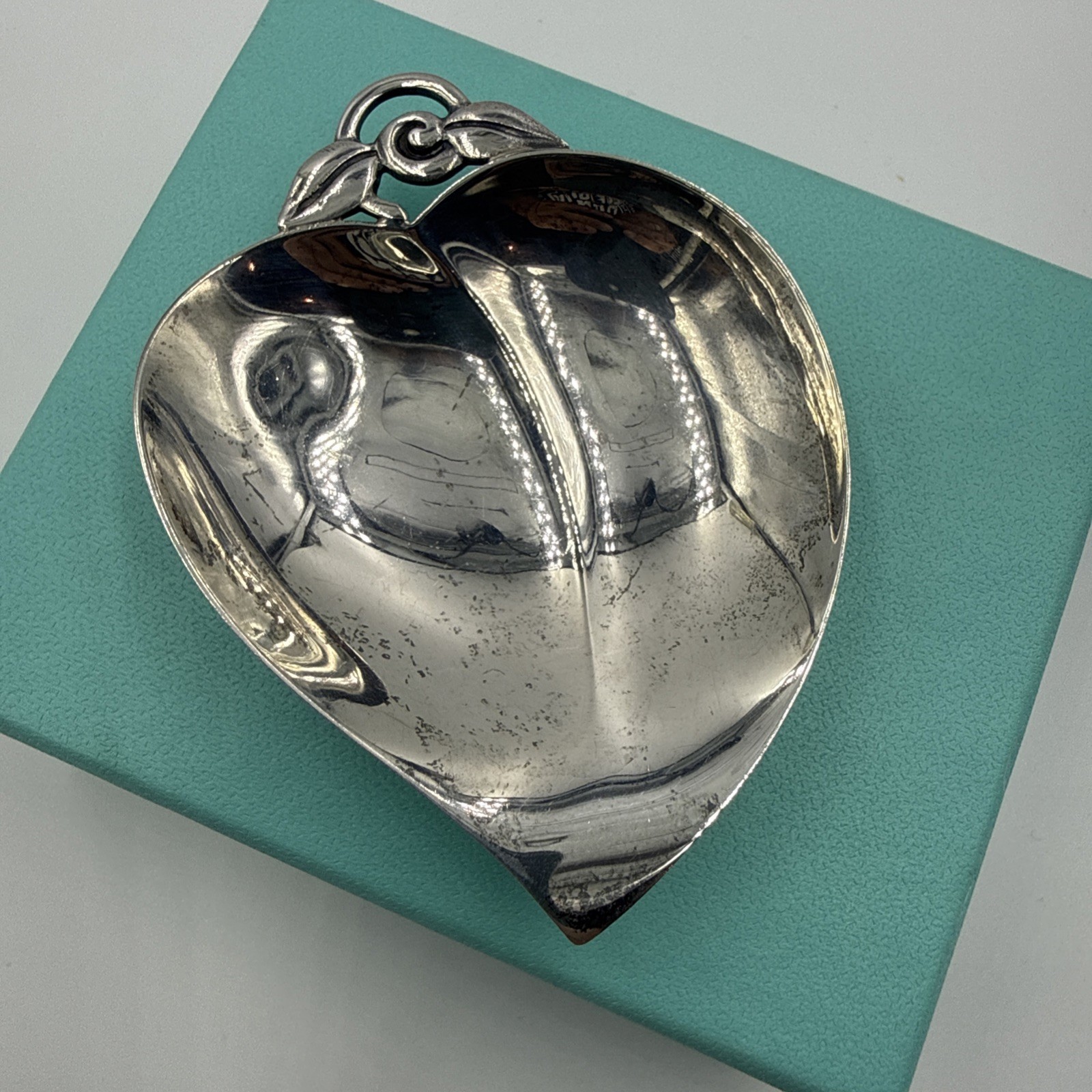 Beautiful Tiffany & Co. Sterling Silver #22886 Candy Mint Nut Leaf Footed Dish Beautiful Tiffany & Co. Sterling Silver #22886 Candy Mint Nut Leaf Footed Dish