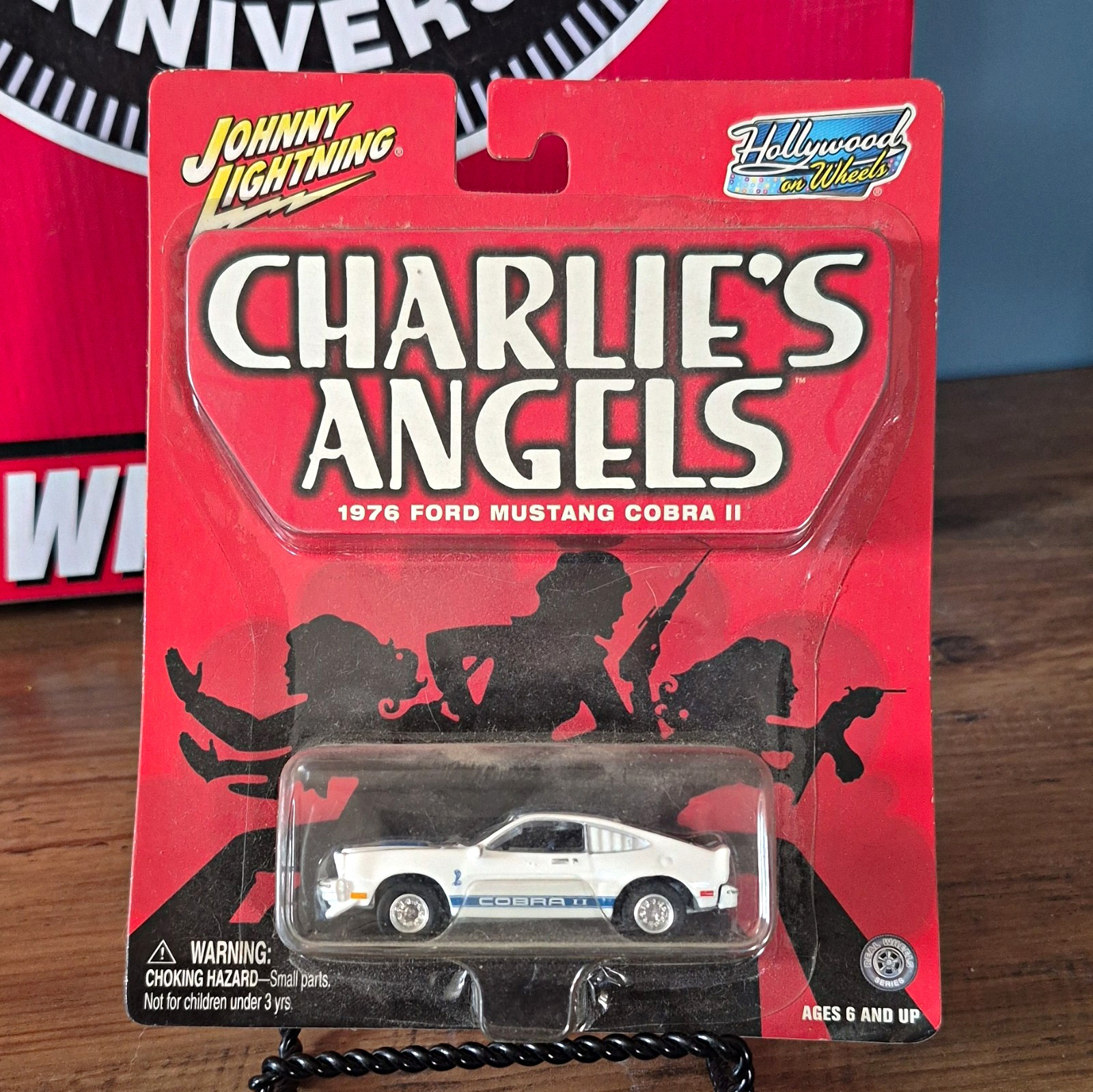 Johnny Lightning Hollywood on Wheels Charlie\'s Angels 1976 Mustang Cobra II 1:64