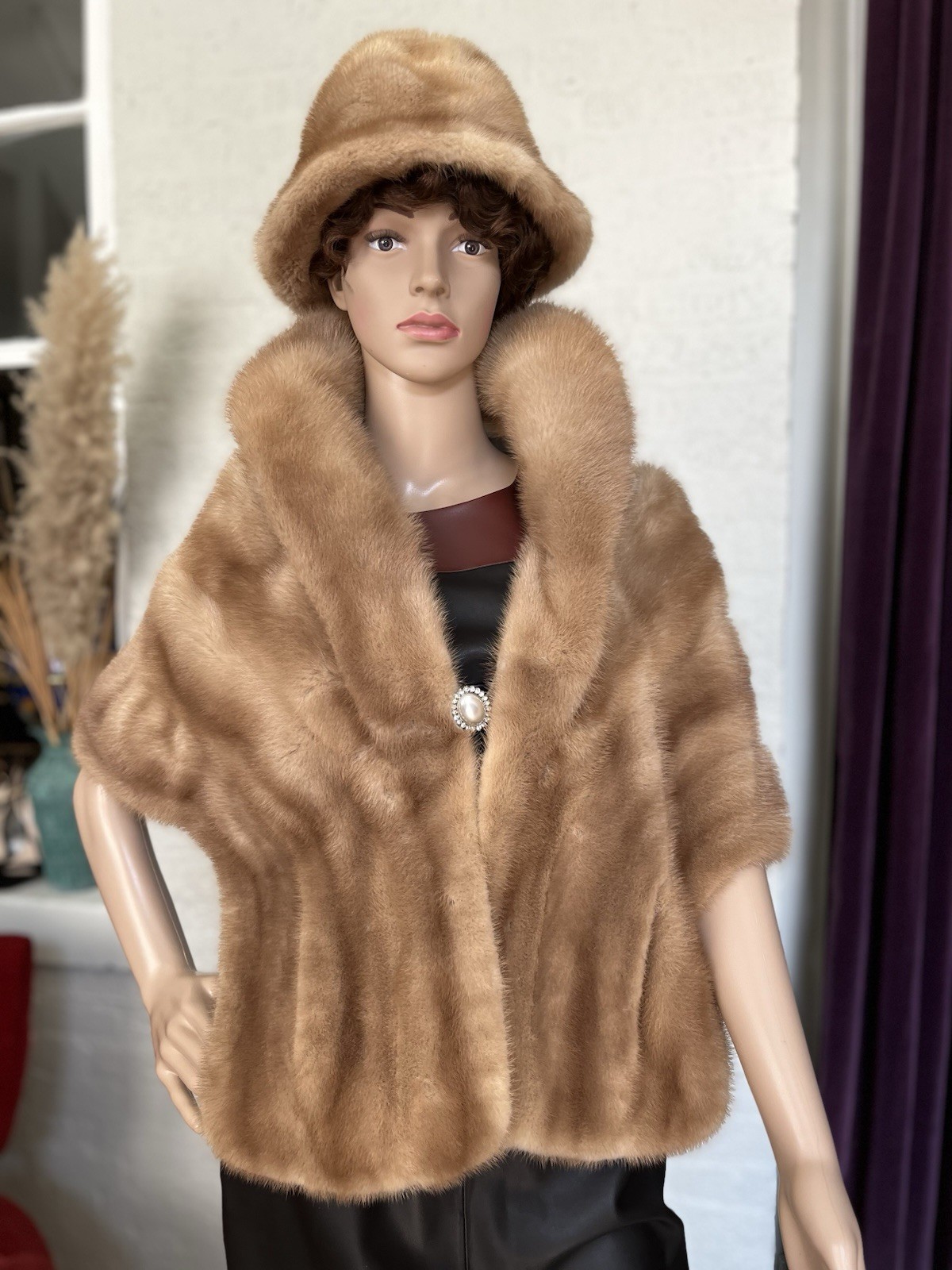 Vintage 1950s 60s Jacobson’s Genuine Mink Fur Cape Golden Honey Portrait Collar