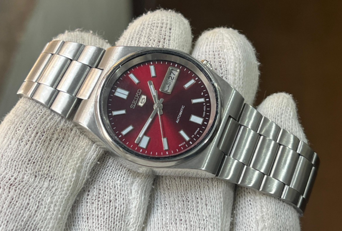 Vintage Seiko 5 Red dial (Changed) Automatic Mens Watch 7009 Japanese Day/Date Vintage Seiko 5 Red dial (Changed) Automatic Mens Watch 7009 Japanese Day/Date