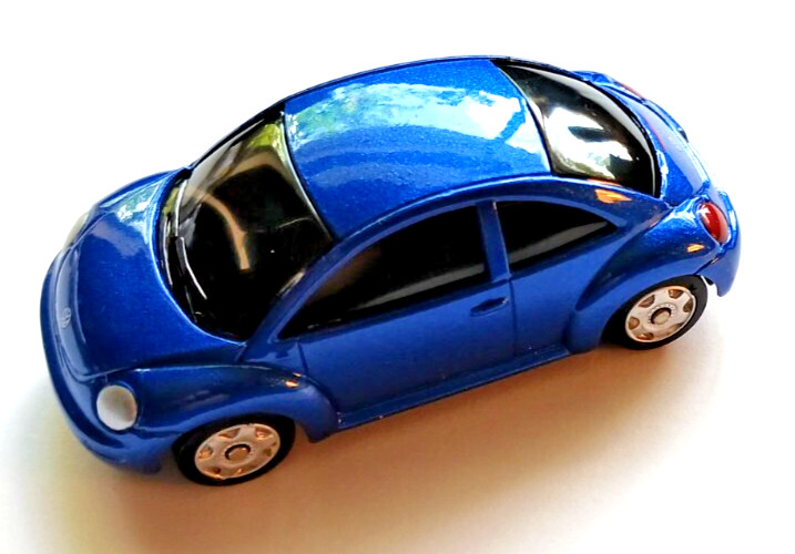 Maisto Volkswagen New Beetle Bug 1:64, RARE BLUE, Just Out of Package Condition