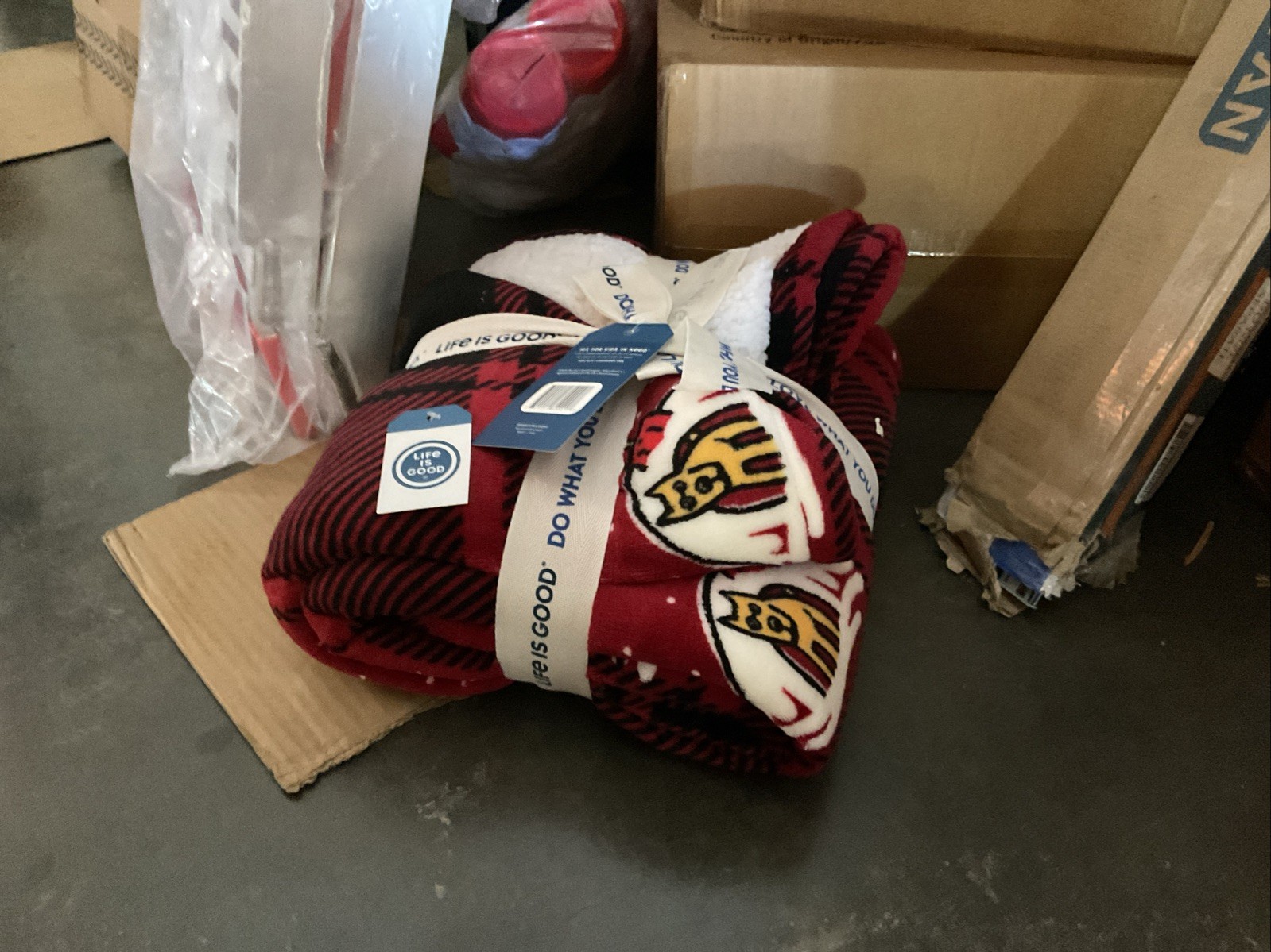 NWT LIFE IS GOOD PLUSH THROW RED HOLIDAY SANTA DOGS SHERPA REVERSE 50 X 60