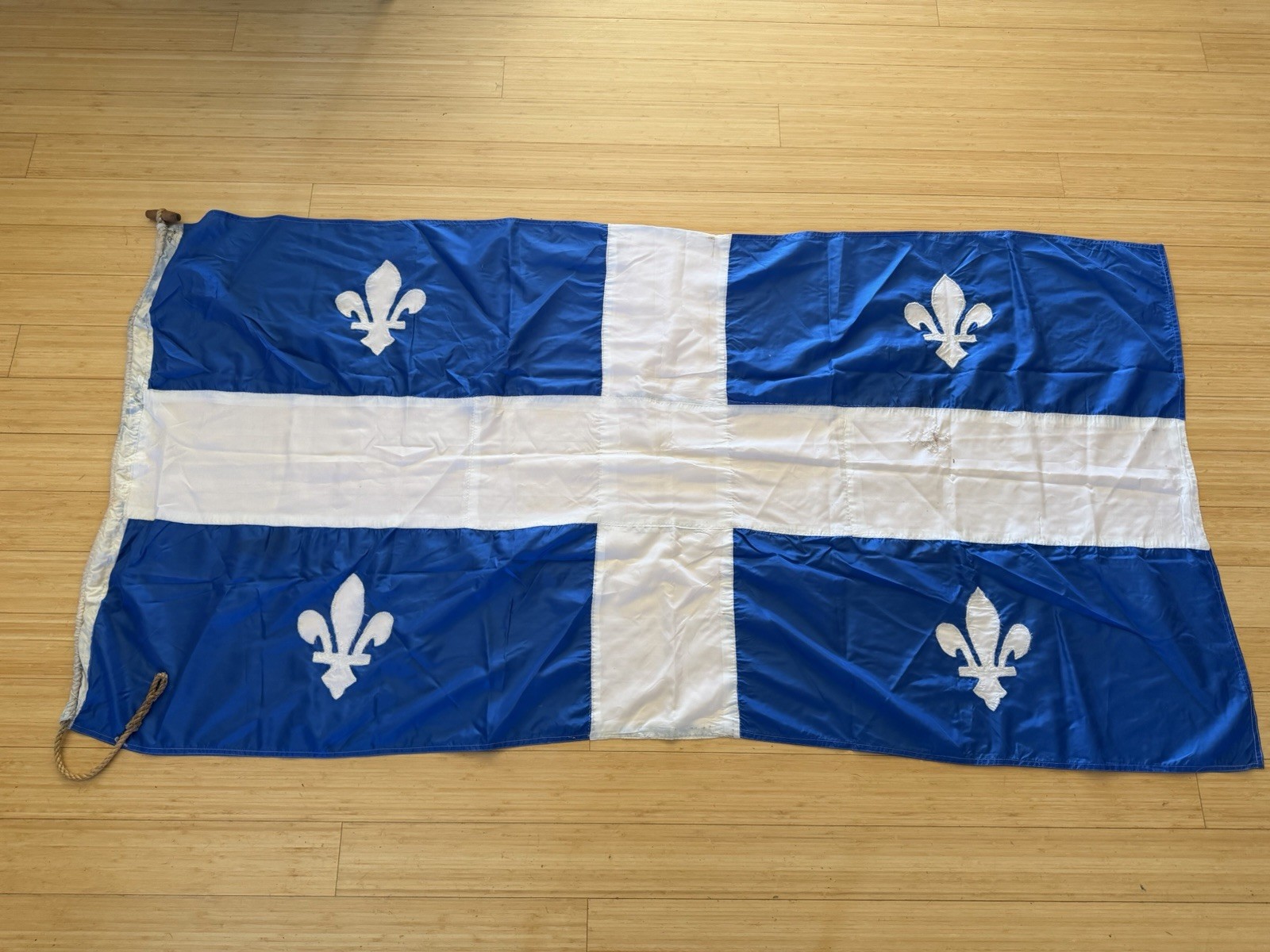 Vintage Quebec Flag 3 x 6 ft Nylon Appliqued Fleur de Lis Fleurdelise Toggle
