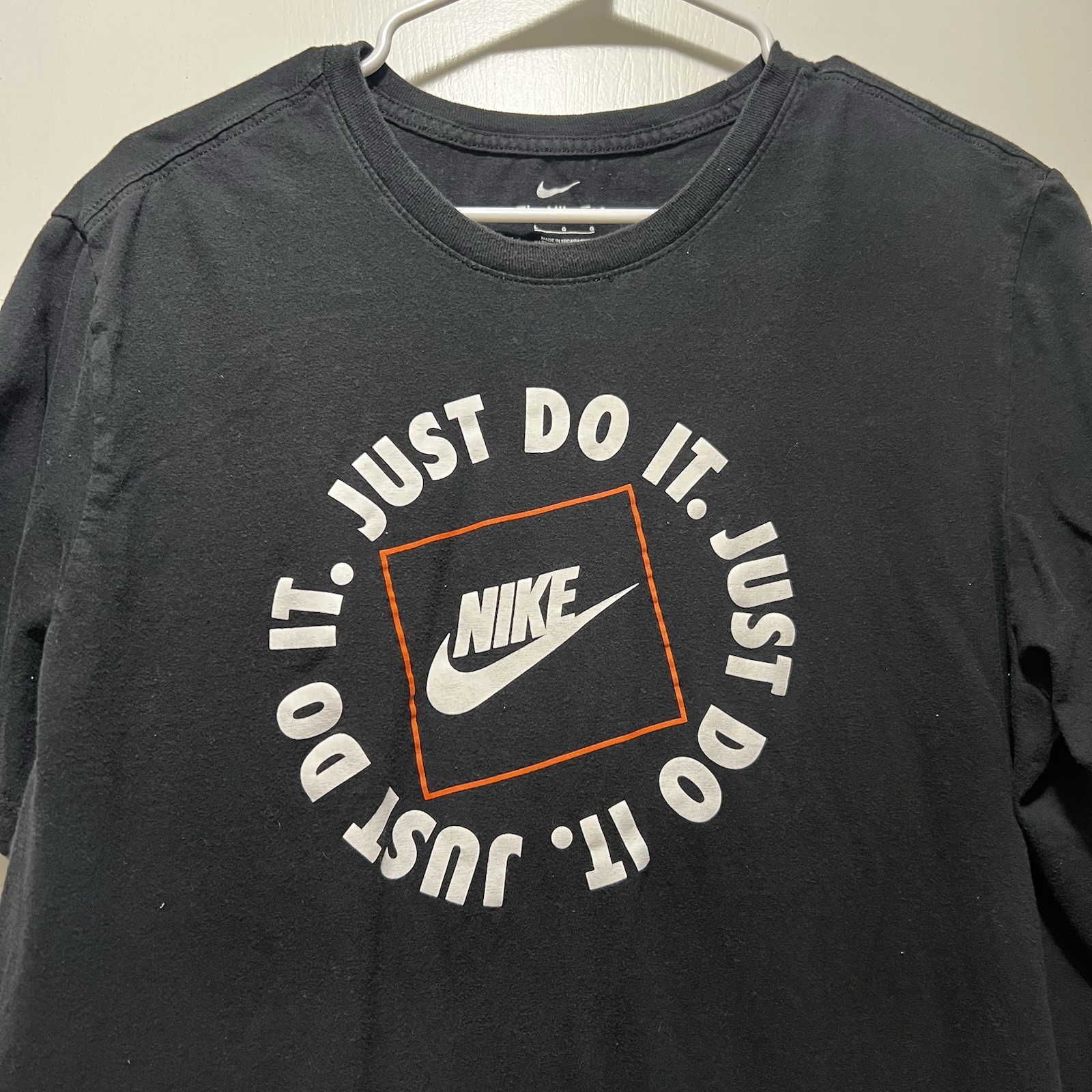 The Nike Tee Men\'s T Shirt Black/Orange Color Size Large Short Sleeve Just Do IT The Nike Tee Men\'s T Shirt Black/Orange Color Size Large Short Sleeve Just Do IT