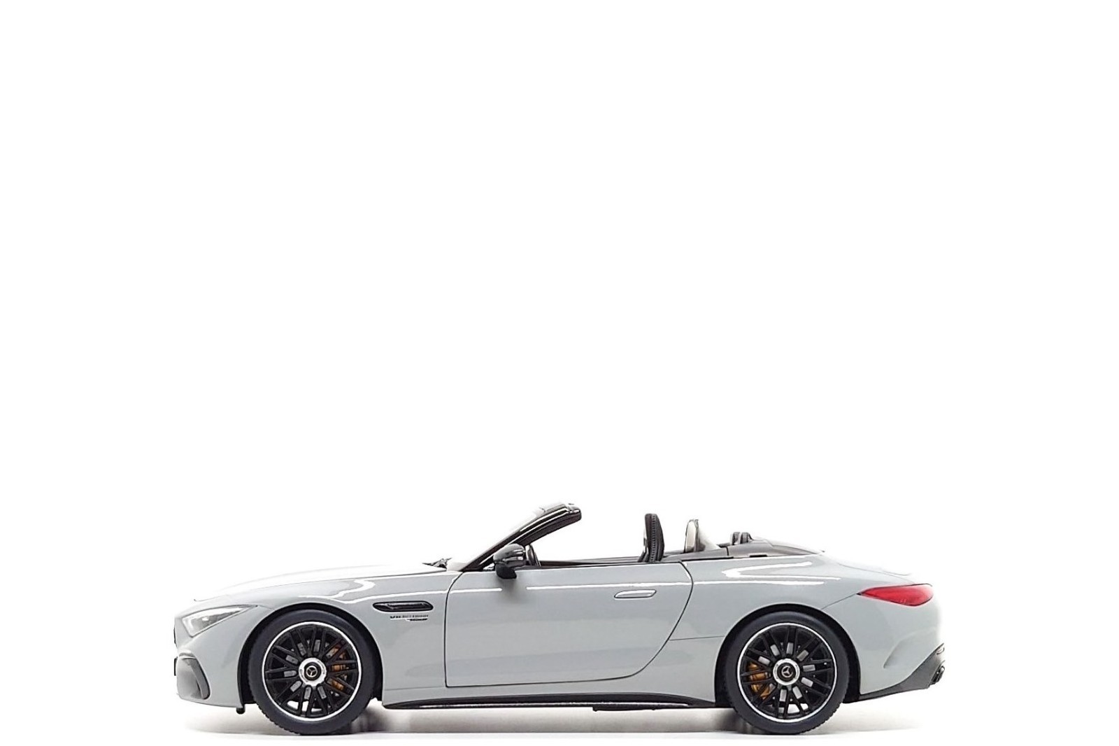 iScale 1:18 Mercedes-Benz SL63 AMG 4MATIC+ (R232) in Alpine Grey iScale 1:18 Mercedes-Benz SL63 AMG 4MATIC+ (R232) in Alpine Grey