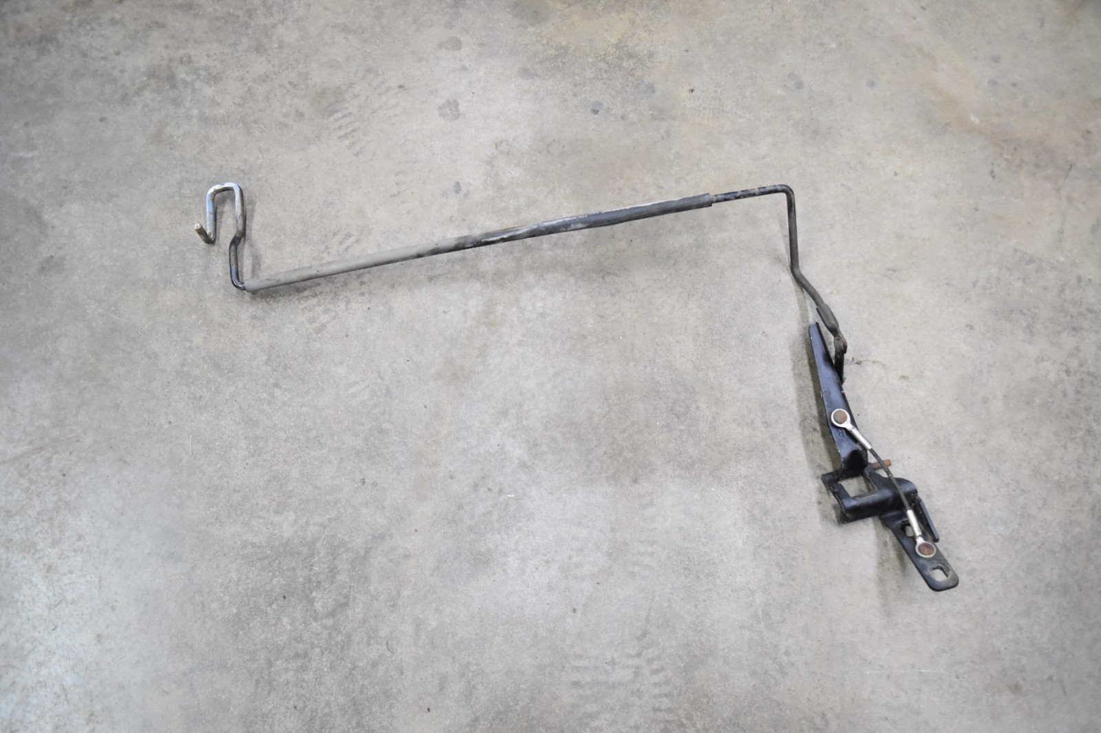 1984 1988 Pontiac Fiero Right Trunk Deck Hinge Limiting Cable Torsion Rod 14914