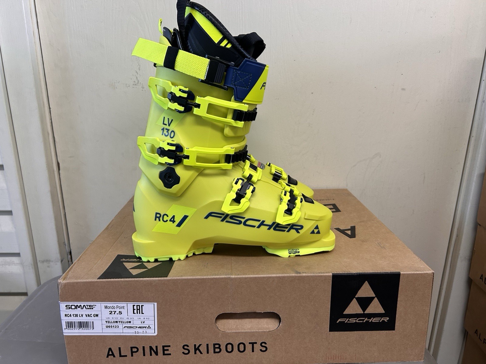 NEW FISCHER RC4 130 LV GW SKI BOOTS (27.5)