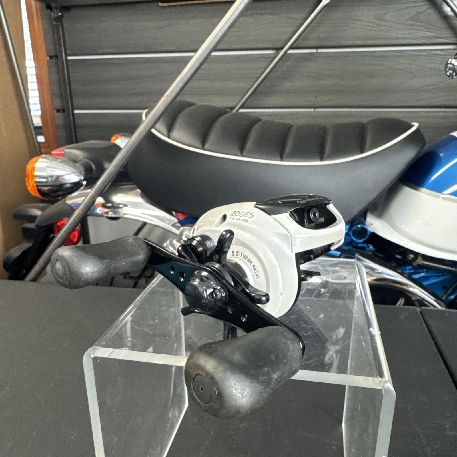 Shimano Chronarch 200E5 Right-Hand Baitcasting Reel 7 Bearings, 5.5:1 Gear Ratio Shimano Chronarch 200E5 Right-Hand Baitcasting Reel 7 Bearings, 5.5:1 Gear Ratio
