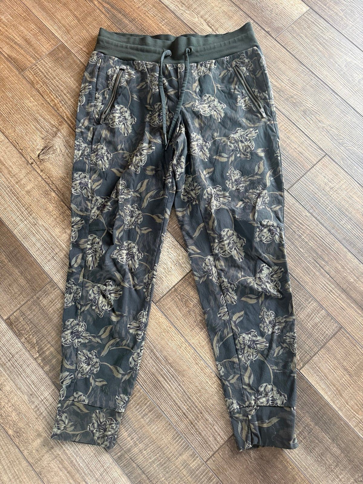 Athleta Trekkie North Printed Joggers Sz. 6 Green