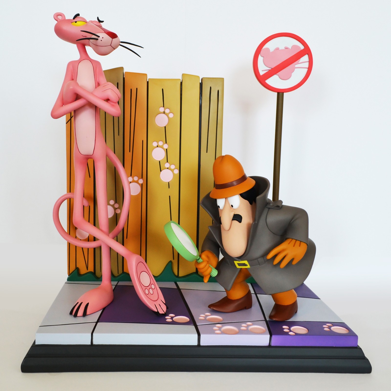 The Pink Panther and Inspector Clouseau Statue 16\