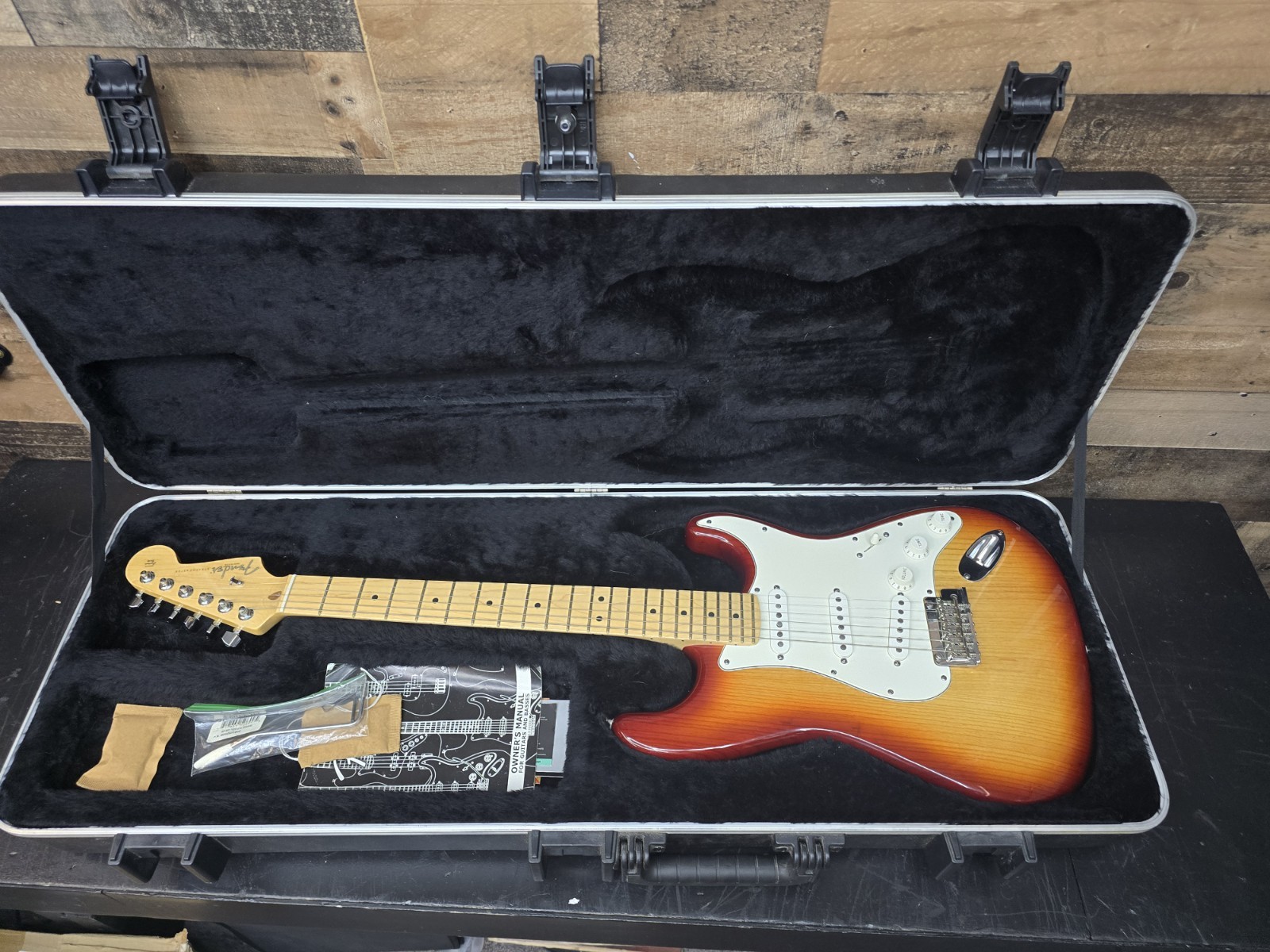 2011 Fender American Standard Stratocaster Sunburst with Original Hardshell Case 2011 Fender American Standard Stratocaster Sunburst with Original Hardshell Case