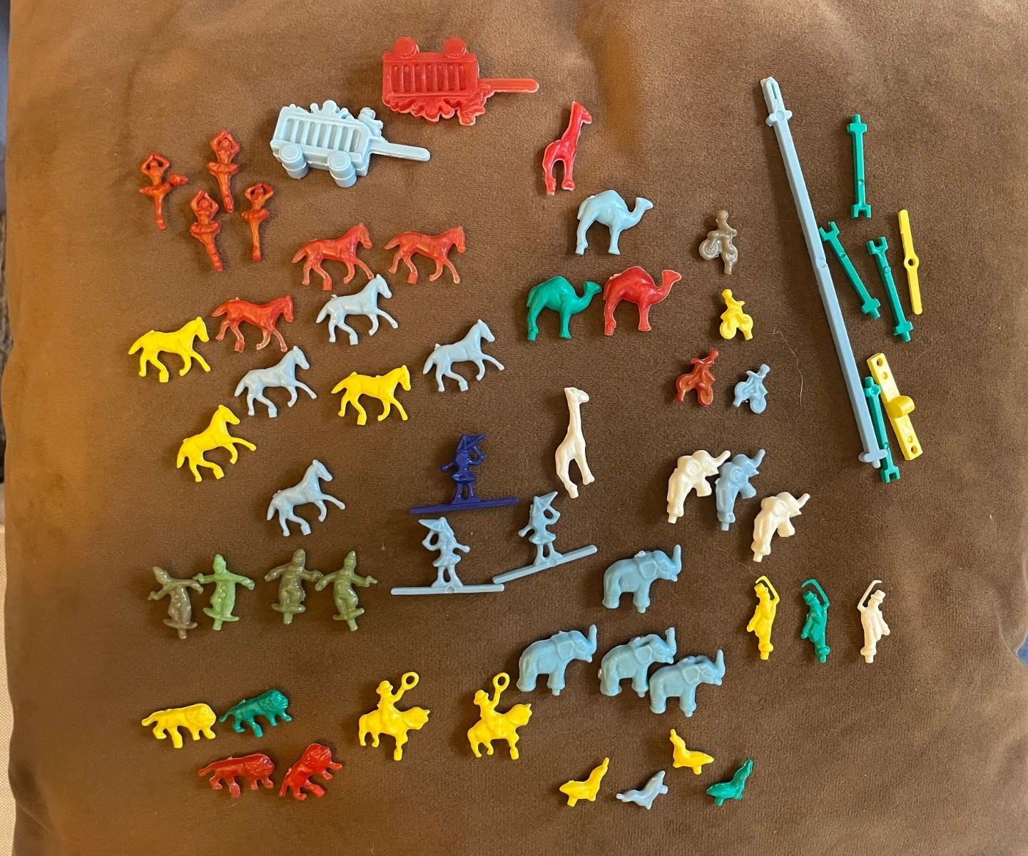 Lot Of 50+ Vintage CIRCUS Royal Plastics toys 40s-50s - with stands and discs